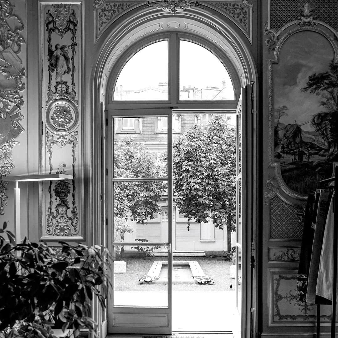 レオナールのインスタグラム：「Dans la maison LEONARD. * Inside the house of LEONARD.  #LEONARDPARIS #création #comitécolbert #fashionstory」