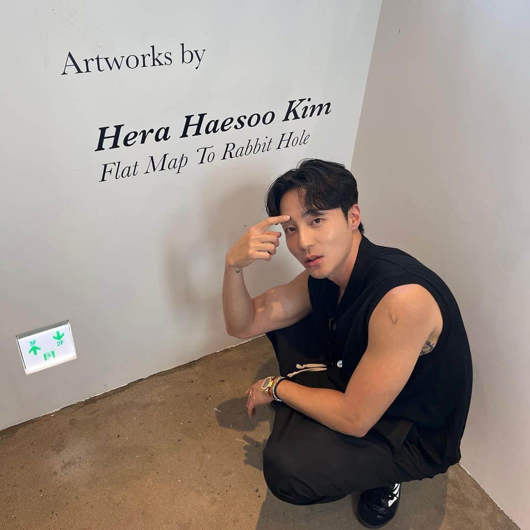 ロイ・キムのインスタグラム：「누나 전시 축하해👊🏾 Happy sis's exhibition   @studio.herakim x @adenewyork」