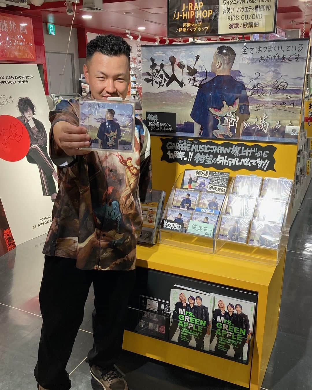 輪入道のインスタグラム：「タワーレコード渋谷店 様、タワーレコード新宿店 様、HMVイオンモール水戸内原 様 、HMV record shop 渋谷 様(AtoZ)  いつも有難う御座います。 令和のデジタル時代真っ只中ですが、自分のCDを店頭に並べていただけた時の喜びは格別です。 是非手に取ってみてください。 よろしくお願いします。」