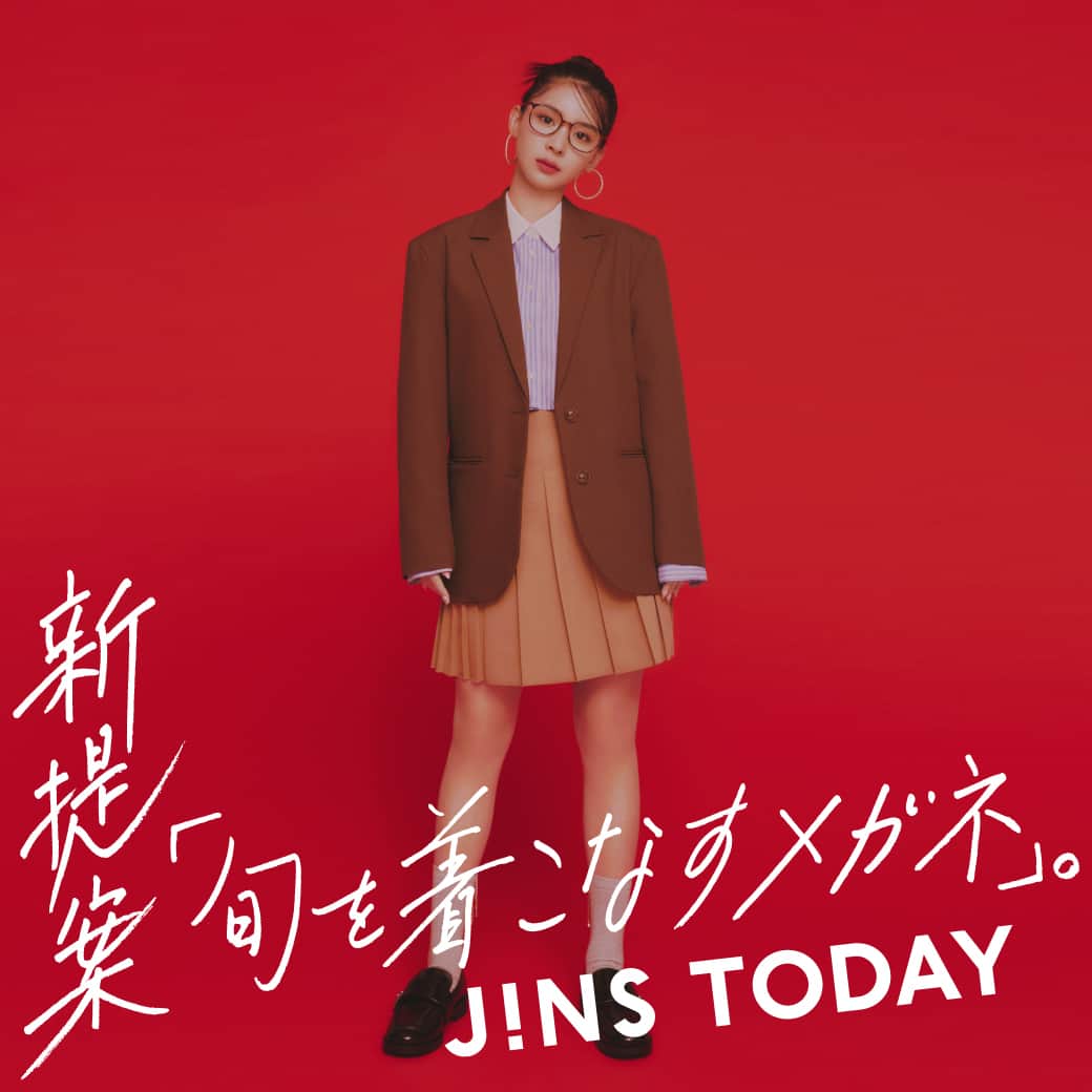 JINS公式のインスタグラム：「「着こなすメガネ」“ファッション×アイウエア”シリーズ「JINS TODAY」新作発売!! 注目のトレンド「プレッピー」は、メガネで仕上げる。  今季ファッションキーワード「プレッピー」や「カレッジ×スポーツ」とメガネの着こなしを提案。  ☆スタイリングのポイント☆ ツヤ感のあるAcetateは、ビッグシェイプで丸みのある細縁フレームと天地幅の狭いスクエアフレームでレトロな印象を醸し出すメガネ。プレッピー気分を大いに盛り上げる重要なアクセント〇  特設サイトでは、今季もメインビジュアルに登場しているよしミチ姉弟がそのまま取り入れたくなるような旬の着こなしを紹介中。この秋冬のトレンドファッションと共に、着こなすメガネを是非でお試しください！ ハイライト「JINS TODAY」からチェック☝️  ☆LINE UP：4型12種 メガネ： ￥9,900（税込）※度付きレンズ代込  ☆着用品番 UCF-23A-064 286  今のファッションにあわせたいのは、今の気分にぴったりなのは、どんな一本だろう。いちばん旬なあなたに、いちばん旬なアイウエアを。さぁ、「今」をかけよう。トレンドの着こなしから見つける、あわせる、JINS TODAYで。  #jins #着こなすメガネ #jinstoday #プレッピー #メガネ  @mi0306chi @yooshiakiii @yoshimichi_official  【着用ブランド】 ■ミチ アイウエア￥9,900／(JINS ＠jins_japan)、ジャケット￥8,800／(コーエン @coen_official)、中に着たシャツ￥16,689／(インスタントファンク @instantfunk_official、ムシンサ@musinsa_global)、スカート￥12,000／(ビビィ @bibiy_official)、ローファー￥8,900／(チャールズ & キース @charleskeith_jp)、ピアス、ソックス／(ともにスタイリスト私物)」