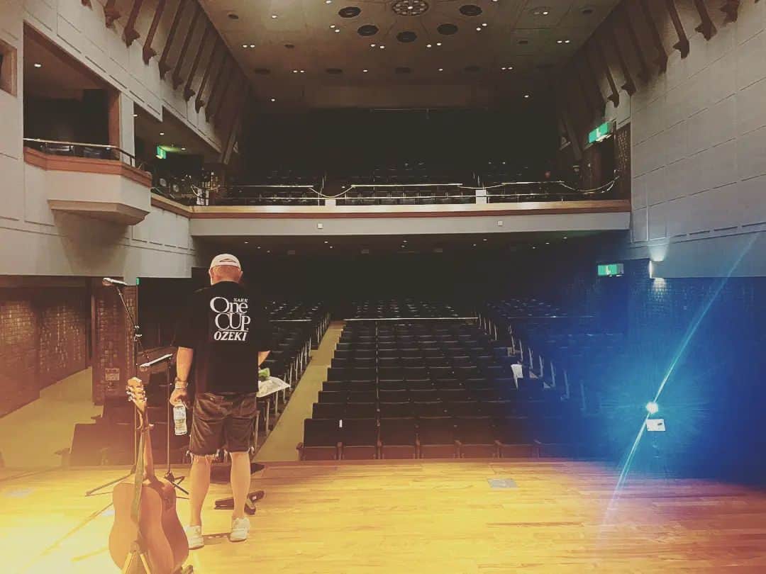 松本隆博のインスタグラム：「。⁡ ⁡さ、戦いは始まった。⁡ ⁡いやまぁしかし、まだこんな⁡ ⁡所あったんだ、お役所仕事も、⁡ ⁡それも酷い態度、上からの⁡ ⁡いやいやの態度のここのスタッフは。⁡ ⁡(￣▽￣;)。⁡ ⁡いやーほんと怒らない僕が、、⁡ ⁡「いや、あなたお名前は？⁡ ⁡市長に絶対言っとくから。」⁡ ⁡いやーー、ほんと気の毒、、⁡ ⁡このまま定年するか、気の毒に。⁡⁡⁡ ⁡倉敷市の公民館はいかん。⁡ ⁡僕は日本全国の役所関連も相当⁡ ⁡やってるから、他と比べて⁡感じる⁡ ⁡事が出来る、だから絶対に僕の⁡ 思ったことは正しいと思う。⁡ ⁡⁡ ⁡さ気分を変えて。。⁡ ⁡楽しく😆😆頑張るよ～‼️‼️‼️‼️‼️⁡ ⁡笑顔 素直 感謝⁡ ⁡」