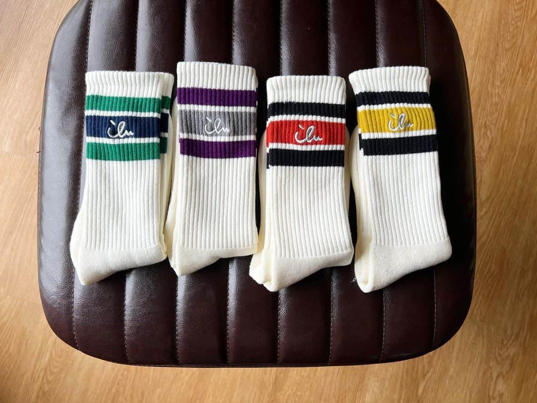 original brand 【ilu098】のインスタグラム：「New color Socks 8.4.Fri.販売を再開 --------------------------- 初回生産分が瞬く間に完売した 「ちょこっとアイルのソックス」 なんと！新色の ・ブラック&イエロー(1番右) が新たに仲間入り、全4色となりました。 本日からWebで販売を再開します。  Have a nice summer days.  #ilu098 #ソックス #靴下 #靴下好き」