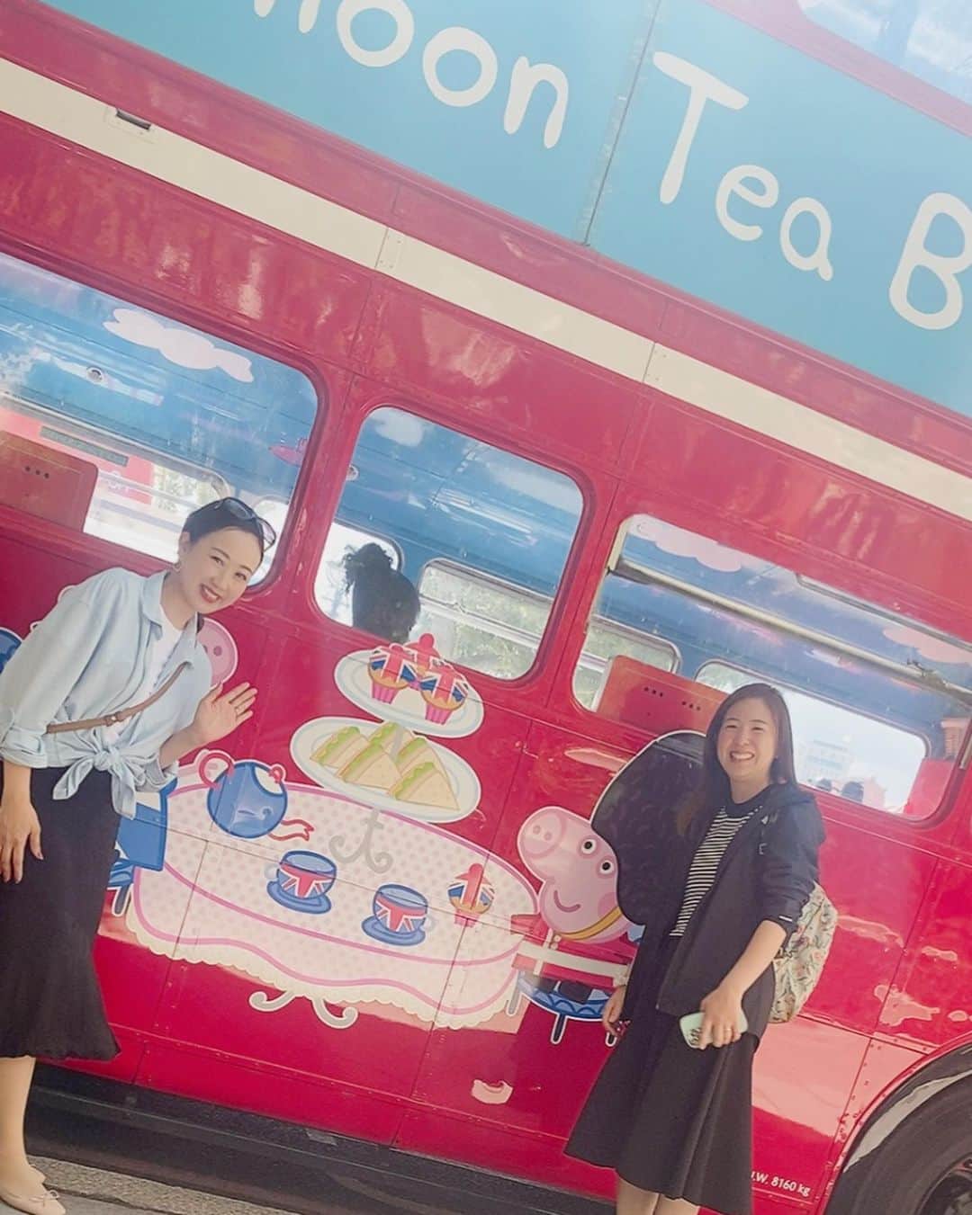 酒向杏奈さんのインスタグラム写真 - (酒向杏奈Instagram)「. . "Peppa Pig" Afternoon Tea Bus London Sightseeing Tour . ロンドンの観光地をバスから眺めながらアフタヌーンティーができるツアー🚌 . Peppa Pigのクッキーやタンブラーが可愛いかった♪ スコーンももちろん頂いて🍰娘たちも大満足のご様子🩷 . 誘ってくださった　@yukiyang724 さんありがとうごさいました！！ . @brigitsbakery  . Paddington bearのツアーもあるそうです🧸 . #peppapig  #afternoontea  #bustours  #london」8月4日 17時59分 - annacotta715