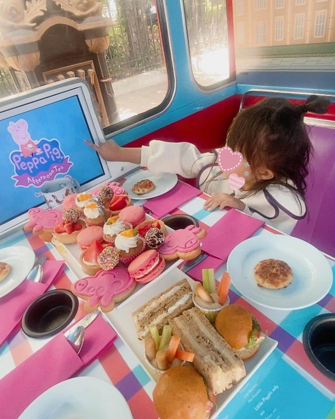 酒向杏奈さんのインスタグラム写真 - (酒向杏奈Instagram)「. . "Peppa Pig" Afternoon Tea Bus London Sightseeing Tour . ロンドンの観光地をバスから眺めながらアフタヌーンティーができるツアー🚌 . Peppa Pigのクッキーやタンブラーが可愛いかった♪ スコーンももちろん頂いて🍰娘たちも大満足のご様子🩷 . 誘ってくださった　@yukiyang724 さんありがとうごさいました！！ . @brigitsbakery  . Paddington bearのツアーもあるそうです🧸 . #peppapig  #afternoontea  #bustours  #london」8月4日 17時59分 - annacotta715