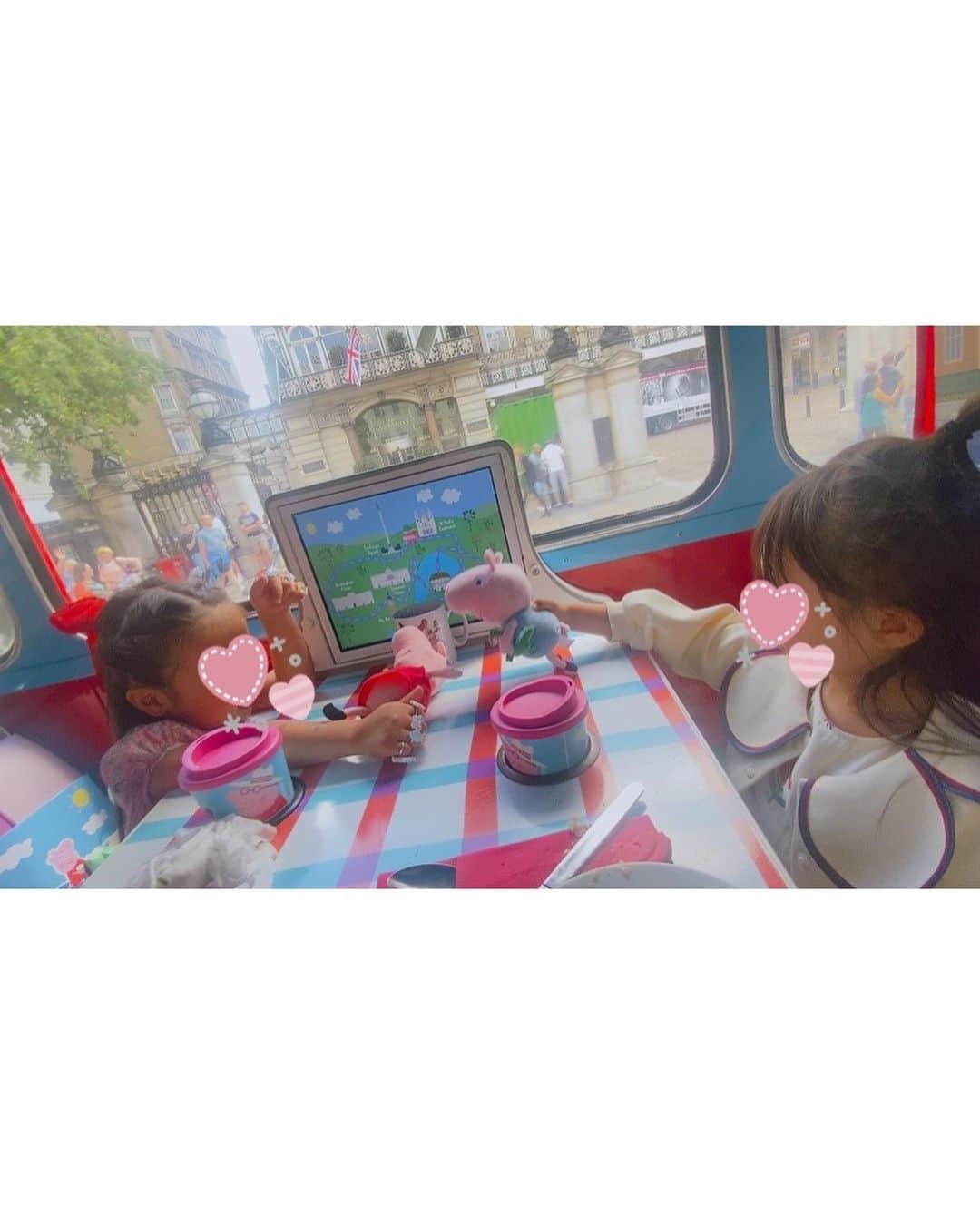 酒向杏奈さんのインスタグラム写真 - (酒向杏奈Instagram)「. . "Peppa Pig" Afternoon Tea Bus London Sightseeing Tour . ロンドンの観光地をバスから眺めながらアフタヌーンティーができるツアー🚌 . Peppa Pigのクッキーやタンブラーが可愛いかった♪ スコーンももちろん頂いて🍰娘たちも大満足のご様子🩷 . 誘ってくださった　@yukiyang724 さんありがとうごさいました！！ . @brigitsbakery  . Paddington bearのツアーもあるそうです🧸 . #peppapig  #afternoontea  #bustours  #london」8月4日 17時59分 - annacotta715