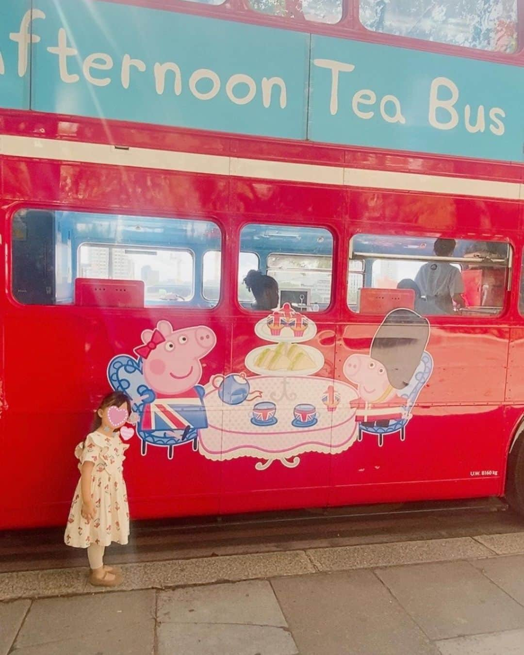 酒向杏奈のインスタグラム：「. . "Peppa Pig" Afternoon Tea Bus London Sightseeing Tour . ロンドンの観光地をバスから眺めながらアフタヌーンティーができるツアー🚌 . Peppa Pigのクッキーやタンブラーが可愛いかった♪ スコーンももちろん頂いて🍰娘たちも大満足のご様子🩷 . 誘ってくださった　@yukiyang724 さんありがとうごさいました！！ . @brigitsbakery  . Paddington bearのツアーもあるそうです🧸 . #peppapig  #afternoontea  #bustours  #london」