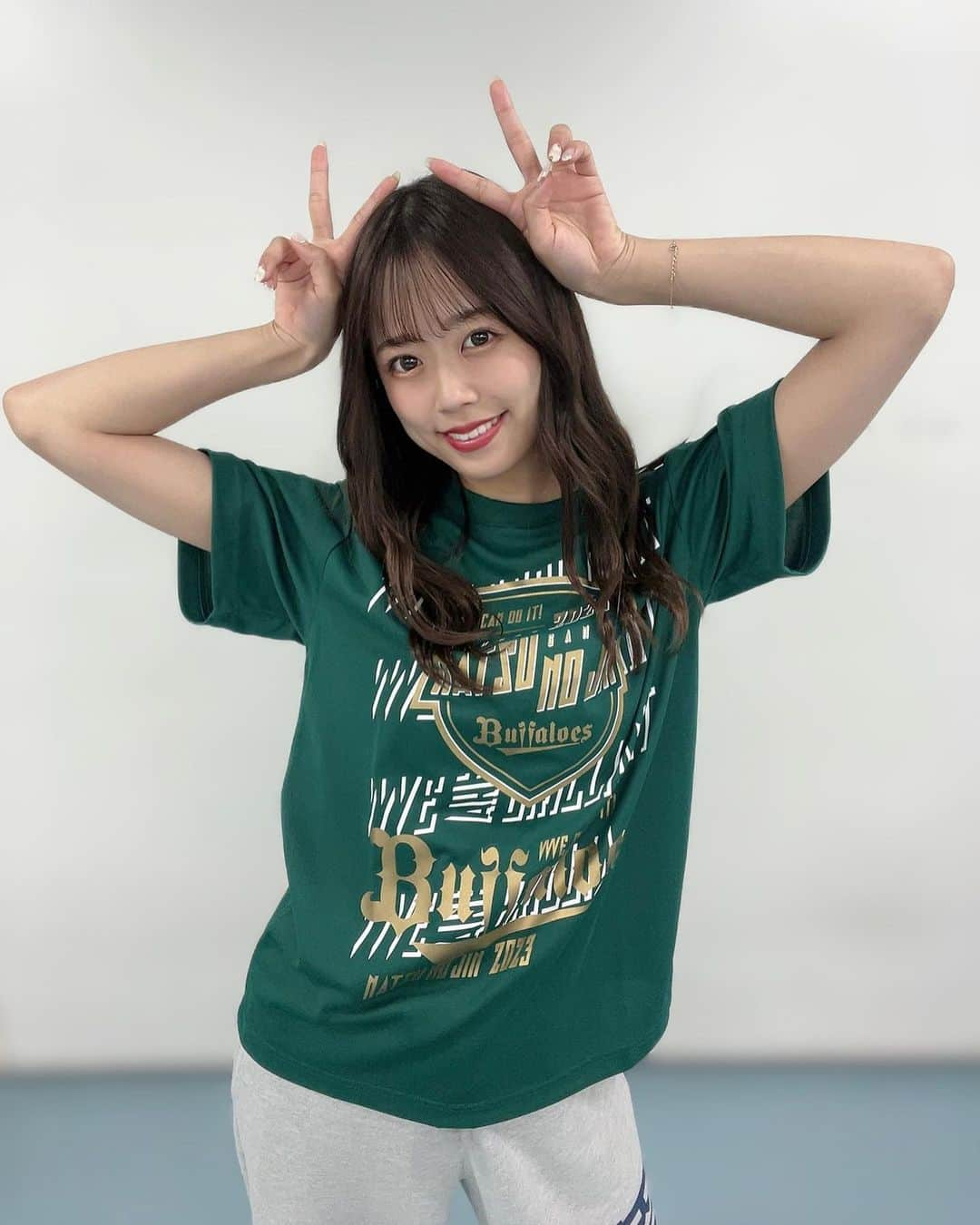 REINAのインスタグラム：「⁡   ⁡ 練習着‪☺︎‬‪💚 ⁡ ⁡ “ Buffaloes2023夏の陣コンセプトTシャツ ” GETしましたか？？💭🦖🌿 ⁡ ⁡ 実は最近、私服でも緑のTシャツ GETしたんです🤭🤭 一時期、緑にハマってた時があったんですが 再来です🐰💚笑 ⁡ あんまりイメージないかな？？🤔💭💭 ⁡ ⁡ ⁡ ホーム戦は少し開き、 ビジター試合が続きます⚾︎ まもなくPLAY BALL！ バファローズの勝利を願って 今日も全力でエール届けましょう💫💫 ⁡ ⁡ ⁡ ⁡ ⁡ #Bs夏の陣2023 #さらに光り輝く夏になる ⁡ #オリックス #BsGirls #Bs2023 #NPB #ORIX #buffaloes #プロ野球 #baseball #野球 #野球好き #オリ姫 #インスタ野球女子 #野球好きな人と繋がりたい #Instagram #follow #ユニフォーム女子 #グリーン #夏の陣 #BsGirls10th💎 #instalike #like4like #followme  #reina_bsgirls #reina_360  #SMILE全開 #🌼 #🐰 #🥐」