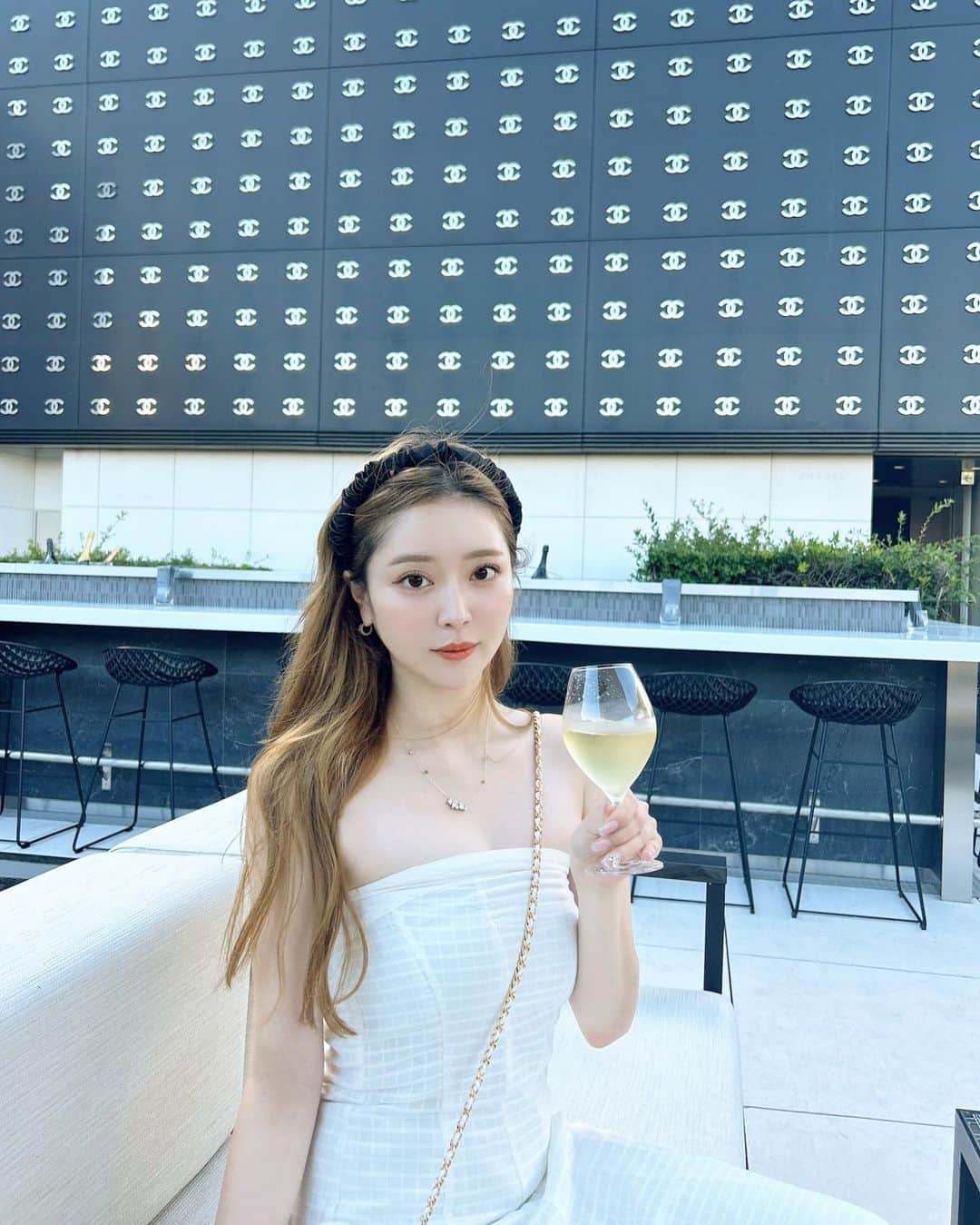 山本月のインスタグラム：「シャネル銀座のルーフトップバーに行ってきた🥂💕  夕方からシャンパン2杯も飲んでほろ酔い☺︎ 夕方過ぎに行くと外だけど涼しくて凄い良かった◎  癒し空間でした🍃 @kazuho1207 誘ってくれてありがとう🫶🏻」