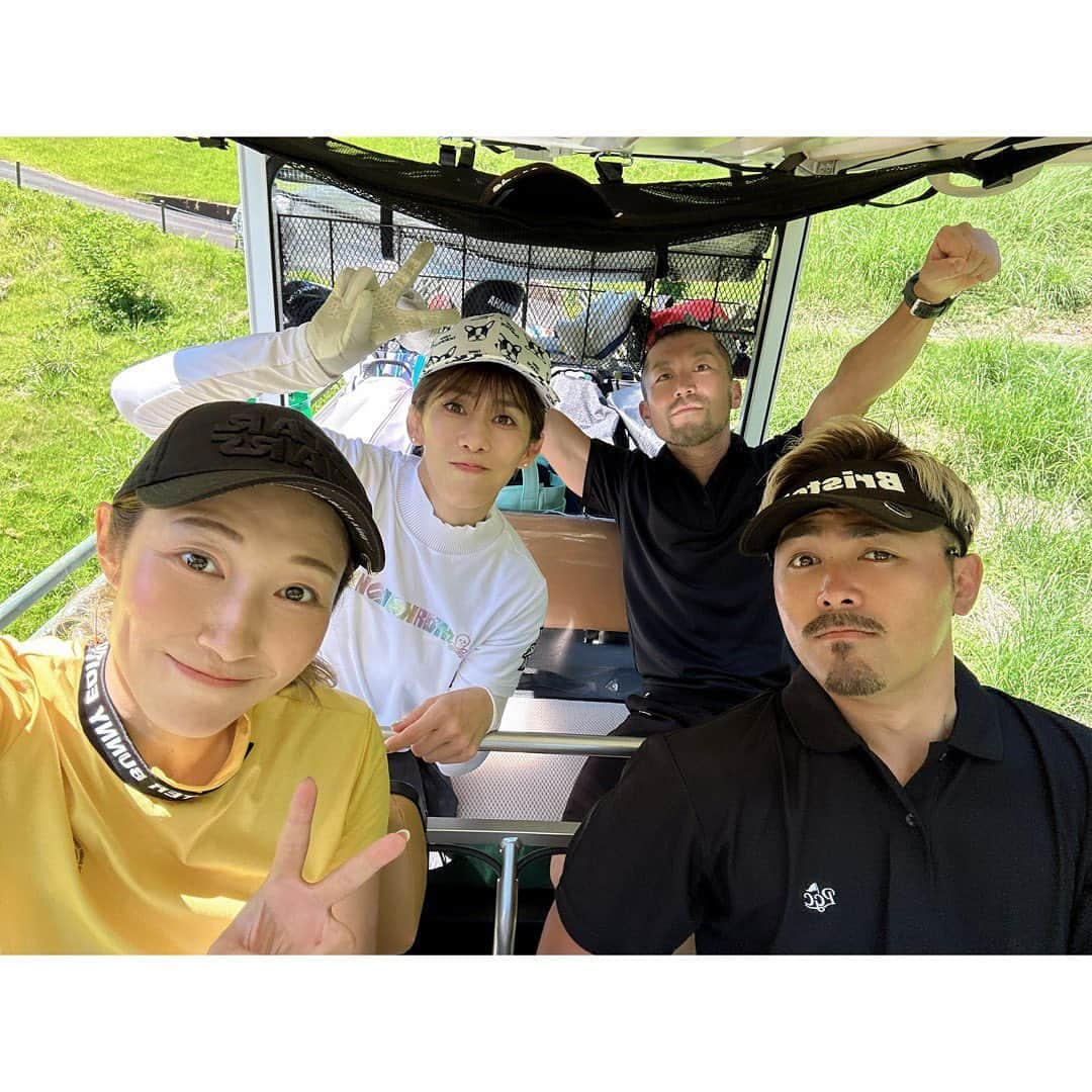 吉田沙保里のインスタグラム：「先日、このメンバーでゴルフに⛳️🏌️‍♀️  男性陣は初めましてのお二人でしたが、めちゃ楽しいゴルフでした😆✨  優汰くんからのワンポイントアドバイス、マジで凄かったな🤭 ありがとう🙏  しかし強そうなメンバーやな😆  あ～ゴルフ楽しいな🩷  また行きましょ～😙  舞子ちゃんいつもお誘いありがとう🥰🫶 いつでも待ってるよん🩷🩷🩷  #ゴルフ #ケツメイシ 大蔵さん #舞子 ちゃん #優汰 くん」