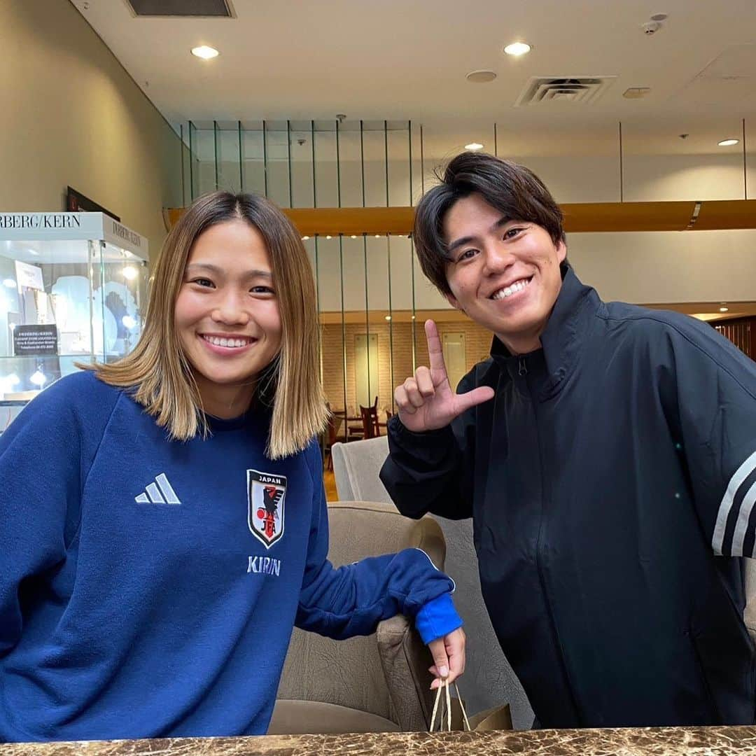 けーごさんのインスタグラム写真 - (けーごInstagram)「. なでしこジャパン⚽️ 現在女子ワールドカップを戦っている選手達に遭遇！！！ 素晴らしすぎるグループリーグの戦いに感動をもらいました！ 明日5日に決勝トーナメントが始まるので みんなで応援しましょう🔥🔥🔥 リゼムチャンネルにスペイン戦の裏側も出てるのでみてね！！ #なでしこジャパン  #アディダス #アディダス女子ワールドカップツアー #女子ワールドカップ」8月4日 17時57分 - keigostagram