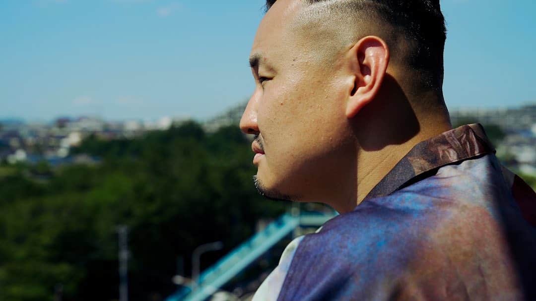輪入道のインスタグラム：「本日発売の5枚目のアルバム「朝が満ちる」収録の「Freestyle Bayside」の MVが公開されました。 表方も裏方も力を貸していただき、自分の人生の歩みを垣間見れるような作品に仕上がりました。 是非ご覧下さい。  輪入道 - Freestyle Bayside  track by 呼煙魔 https://youtu.be/1G9m1imLSqQ @YouTubeより」