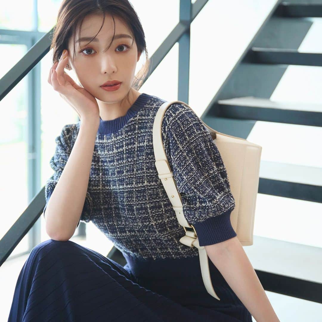 NATURAL BEAUTY BASICのインスタグラム：「中村里帆さんが纏う 新作のwebカタログが本日より公開スタート✨  ■ツイードニットワンピース ¥12,980 tax in size:M/PS color:クロ×シロ/チャコール/ネイビー #0173247840  -----------------------------  Latest Glamorous Feat.Riho Nakamura  中村里帆さんが纏う、秋のNewコレクションをデリバリー。 シャイニーなメランジニットに レトロシックなヴィンテージプリントにツイード…… 秋のムードをぐっと盛り上げてくれる、 センシュアルかつ華やかなデザインに注目です。  #中村里帆 さん #ニットワンピース #プリーツワンピース #ツイードワンピース  #秋先取り #秋コーデ #お出かけコーデ #オフィスコーデ #オフィスカジュアル #通勤コーデ #大人可愛い #カラーコーデ  #着回しコーデ #きれいめカジュアル  #ベーシックコーデ #ベーシック #ナチュラルコーデ #トレンドスタイル #シンプルコーデ #ナチュラルビューティーベーシック #naturalbeautybasic」
