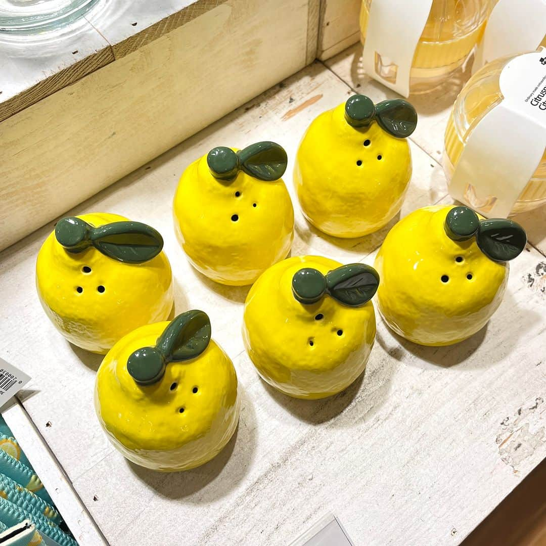 Flying Tiger Japanさんのインスタグラム写真 - (Flying Tiger JapanInstagram)「フレッシュな黄色いエネルギー🍋 今年の夏にもぴったりなレモンアイテム💛  レモンの明るさでテーブルをさらに魅力的に🫶 ティーライトホルダーや塩胡椒シェイカー、ガラスボトル🥛  おやつの時間にぴったりなのは、 レモネードシロップで割ったドリンクと甘酸っぱいグミ💫  日焼けにはビタミンC、家の中にはビタミンカラー🍋 ぜひ、レモンコーディネートを楽しんでくださいね✨  ※在庫状況は各店舗で異なります。詳しくはお近くの店舗にお問い合わせください。  #フライングタイガー #flyingtiger #北欧 #北欧インテリア #北欧デザイン #北欧雑貨 #デンマーク  #hygge #レモン #lemon #🍋 #レモンイエロー #イエロー #キッチン雑貨 #キッチンアイテム #キャンドル #キャンドルホルダー #ジューサー #グミ #レモネード」8月4日 18時00分 - flyingtigerjp