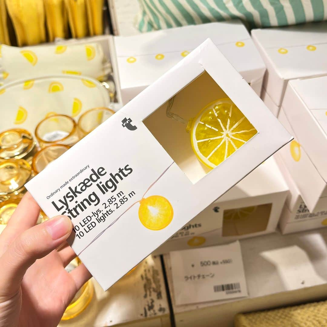 Flying Tiger Japanさんのインスタグラム写真 - (Flying Tiger JapanInstagram)「フレッシュな黄色いエネルギー🍋 今年の夏にもぴったりなレモンアイテム💛  レモンの明るさでテーブルをさらに魅力的に🫶 ティーライトホルダーや塩胡椒シェイカー、ガラスボトル🥛  おやつの時間にぴったりなのは、 レモネードシロップで割ったドリンクと甘酸っぱいグミ💫  日焼けにはビタミンC、家の中にはビタミンカラー🍋 ぜひ、レモンコーディネートを楽しんでくださいね✨  ※在庫状況は各店舗で異なります。詳しくはお近くの店舗にお問い合わせください。  #フライングタイガー #flyingtiger #北欧 #北欧インテリア #北欧デザイン #北欧雑貨 #デンマーク  #hygge #レモン #lemon #🍋 #レモンイエロー #イエロー #キッチン雑貨 #キッチンアイテム #キャンドル #キャンドルホルダー #ジューサー #グミ #レモネード」8月4日 18時00分 - flyingtigerjp