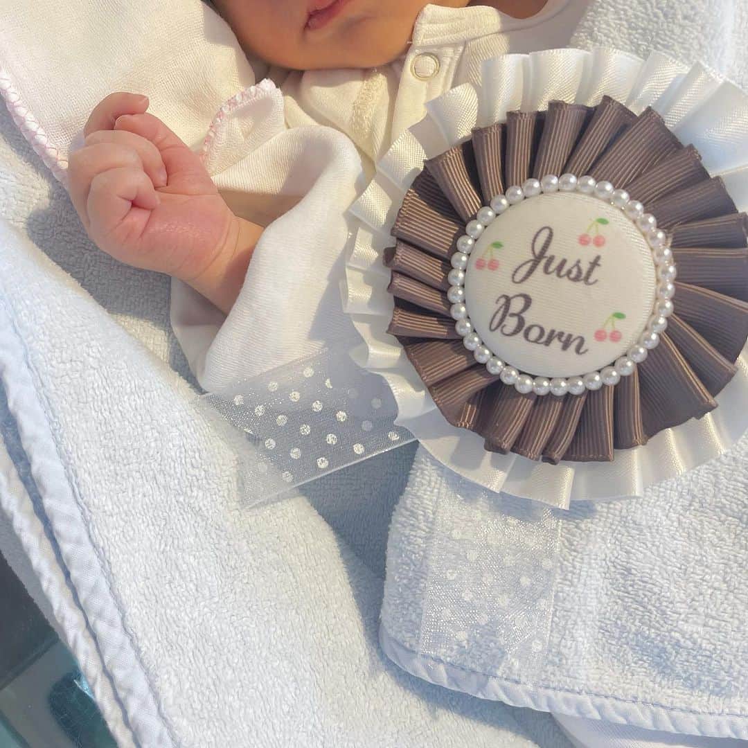 のインスタグラム：「#出産報告   先日、神の子様爆誕しました👶✌️ 産まれてすぐNICUに行ってしまったため 報告が遅れてしまったのですが 今は無事退院して元気に過ごしています🏠  出産レポなどはまた余裕があったらnoteに書こうかなぁ…！ とにかく毎日がバタバタ&本当に寝れない日々ですが😆 新生児の時期は一瞬と聞くので、大切に過ごしたいと思います😌  あとは猫たちと仲良く過ごしてくれることを祈り…🙏 (テンテンは初日にベビーベッドにマーキングしました😅)」