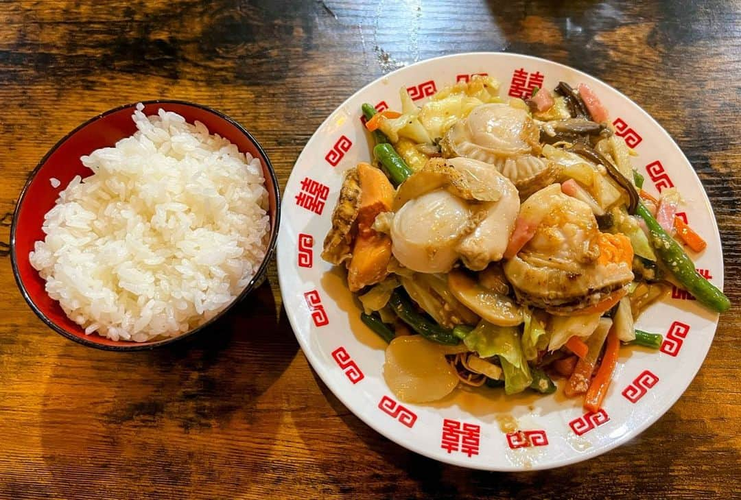 青木泰寛のインスタグラム：「【今日の昼飯】  『たかところ』にて ゴロゴロ帆立皿うどん＋ご飯  最高だよ！！！  #帆立 #皿うどん #ホタテ #たかところ #最高」