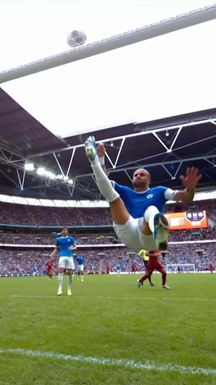 カイル・ウォーカーのインスタグラム：「Unbelievable from @kylewalker2! 🤸‍♂️⛔️  Helping us to win the Community Shield on this day in 2019! 🙌」