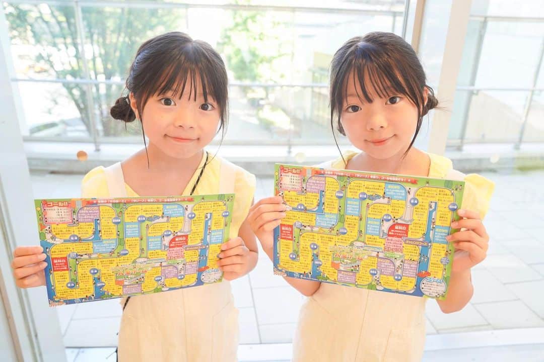 Yukiさんのインスタグラム写真 - (YukiInstagram)「双子ちゃんも大好きな人生ゲームがなんと、 関東・東海・福岡のららぽーと・ラゾーナ川崎プラザ　@lalaport_official　で 体験するイベントが開催されてるよー👀🌟 (開催日はHPでチェックしてみてね)  希望の職業を選ぶところからスタートしてその職業にまつわる問題が出されるので✨ 双子ちゃんはすべての問題を解いて パティシエ　のARフォトフレームがもらえてとっても嬉しそう♡  お土産でいただいたオリジナル人生ゲームが楽しくてお家でも楽しんでます 💓  館内をまわる度に少しずつ問題の難易度が上がっていくのもやりがいがあって、親子で絆が深まる時間になりました☺️💓　  ぜひ夏休みにお出かけしてみてね♡  #PR #ららぽーと　#夏休み　#お出かけ」8月4日 18時02分 - yukikuu96