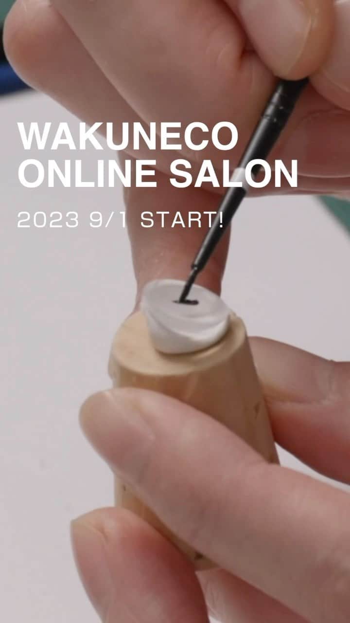 わくねこ羊毛フェルトのインスタグラム：「Hello everyone! Thanks for all the support! I will be hosting another year of online lessons, which were very well received last year. This is in Japanese only, but I do plan to release an English version at some point! Please look forward to it!  🐈🐈🐈  こんにちは！お久しぶりです😊  この度、music.jp様よりお声がけをいただき、 昨年ご好評頂きました「グラスアイの作り方」のオンラインサロンを一部再構成して開催することとなりました。  このサロンは、猫のグラスアイの作り方を期間限定で学んでいただくカリキュラムとなっています。  サロンでは、私の普段の作り方をそのまますべてお伝えしていますが、 初心者の方がより簡単に取り組めるよう、簡易的な方法もお伝えします。  今年は昨年よりも1ヶ月分短く構成したため、内容をギュッとしぼったものにしていますが、その分価格もお求めやすくなりました。  また、今回はmusic.jp様より早期割引🉐もご用意いただきましたので、ぜひ割引期間のお申し込みをご利用ください😃  募集は、参加者の皆さまとコミュニケーションが取れるよう、人数に上限を設定しています。 定員になり次第募集終了となります。  ご質問は、DMよりお問い合わせをお願いいたします。  今年も、サロンで皆様とお会いできることを心から楽しみにしています😊❣️  ◆◇◆━━━━━━━━━━━━━━━━━━◆◇◆  お申し込み開始　2023年8月24日(木)  サロンスタート　2023年９月１日(金)  PCから🖥 fants-wakuneco.com  ◆◇◆━━━━━━━━━━━━━━━━━━◆◇◆  詳細は、プロフィール欄のURLよりご確認ください。  ✅期日になりましたらリンクよりお申込みいただけます。  また、今月中旬にはインスタライブ予定です😺 ぜひ覗いていただけると嬉しいです❣️  #グラスアイ　#オリジナルアイ　#ハンドメイド　#猫　#cat #glasseyes」