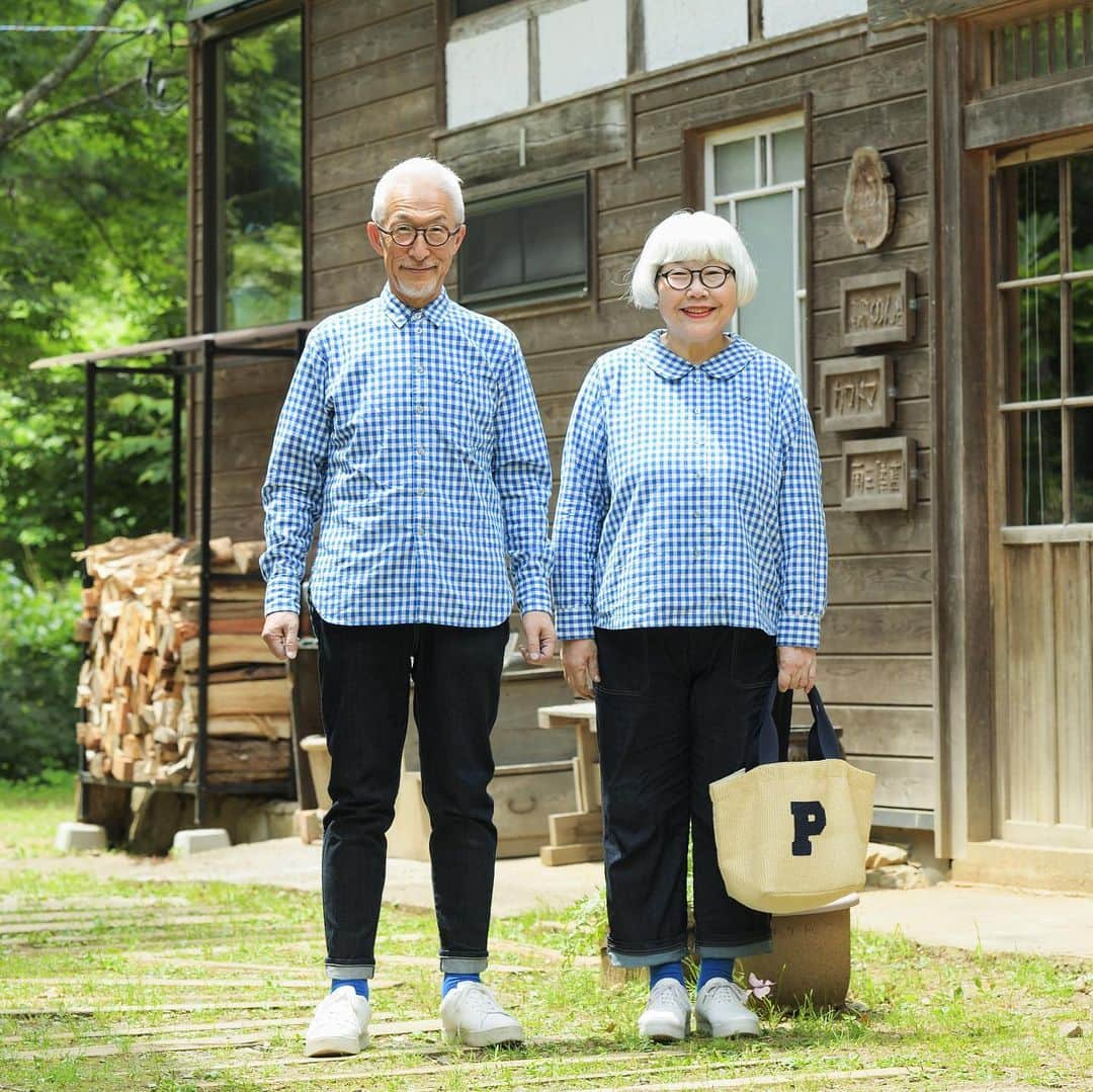 bon ponのインスタグラム：「大人のためのプレミアムマガジン「Kappo 仙台闊歩」125号(2023年9月号)は本日発売です。 @kappo_sendai 私達の連載『bonとponの宮城ふたり遊び』の第29回目が掲載されています。 今回私たちがが訪れたのは、穏やかな空気が流れる南三陸町払川集落にある『でんでんむしカンパニー』。ゆったりとした時の流れを感じながら、はじめての藍染体験に挑戦してきました🐌🌿👖 @ai_denden  南三陸町に魅了され、2012年に復興応援隊制度を利用して移住した中村未來さんに、これまでの『でんでんむしカンパニー』の歩みと、藍染についての話を伺いました。 『でんでんむしカンパニー』では、耕作放棄地を活用し、様々な状況、世代の方が活躍できる持続可能な活動を目指して、藍製品の販売や藍染体験で藍のある暮らしを伝えています。工房がある払川地区は10世帯ほどが暮らす小さな集落。藍染体験では、その豊かな自然の中でゆったりとした時の流れを感じながら、まっさらな布が美しい藍色へと変化していく様を楽しむことができます。  藍染体験のガイダンスからスタートし、型作りは古民家で、染めの工程は川の水音や木々の葉音を聞きながら自然の中で行いました。 様々なメニューの中からbonはあづま袋、ponはストールを選んで、模様をつける型作りから始めました。bonは洗濯ばさみを使ったシンメトリーなデザイン、ponはビー玉と輪ゴムを使って丸い模様をイメージ。 型作りの次は、外に出ていよいよ染めの工程へ。藍の染料液に型をつけたあづま袋とストールを入れて染めていきます。最初は蛍光黄色のようになってビックリ！それが空気に触れると緑色になり、何度も染めの工程を繰り返すことで藍色へと変化していきました。染めの作業を終えて、洗濯バサミやビー玉を取り除くと、模様が白く浮き出て感動しました。 最後は敷地内の小川で洗い流し、乾かしている間に工房の土間で一服。 出来上がったあづま袋とストールを見て感無量でした。bonのあづま袋は綺麗に並んだ丸い模様がアクセントになって、男性でも浴衣を着た時などに似合いそう。ponのストールは丸い模様になるはずが何故か四角い模様になりました。でもそれもまた素敵！ 最後まで模様がどう出てくるのか分からないのが藍染の醍醐味だなぁと思いました。初めての藍染体験、とても楽しかったです😍😍  『でんでんむしカンパニー』 https://dendenmushi.co.jp/  藍染体験は2日前までに要予約 ◼︎住所 宮城県本吉郡南三陸町歌津字払川76  ◼︎電話番号 090-3846-7880 ◼︎体験料 藍染体験:あづま袋3000円 コットンストール4500円  工房では『小さな宿 のん』も運営(秋頃再開予定)  ＊ ＊ 巻頭特集は人気シリーズ「東北の名店」の肉料理編です。東北には、銘柄牛、ブランド豚はもちろん、地鶏や羊、馬肉など、その肉を目的に訪れたい名店と、食文化があります。誌面では、青森の馬肉料理専門店、福島・川俣シャモの焼き鳥店、岩手の熟成牛専門店、宮城の新しいとんかつ専門店など、様々なジャンルの肉料理が登場します。各県の生産者や専門店、料理人が込めた肉料理への思いを汲み取りながら、うまい肉を求めて、東北を旅してみませんか？ ＊ ＊ 『Kappo WEB』では、最新号の情報やムービーのほか、イベントやコラボのお知らせをしていますので、ぜひご覧ください( @kappo_sendai のプロフィールのリンクから)  最新号は宮城県内全域と、岩手県・山形県・秋田県・福島県の一部書店、コンビニ、マチモール、Amazonでお求めいただけます。 ◼︎マチモール https://machimall.machico.mu/products/detail/386  ◼︎Amazon https://www.amazon.co.jp/dp/B0CCT3T5WZ  ・ ・ #Kappo9月号 #仙台闊歩 #Kappo #カッポ #仙台Kapoo #でんでんむしカンパニー #藍染体験  #夫婦 #60代 #ファッション #コーディネート #リンクコーデ #夫婦コーデ #グレイヘア #白髪 #共白髪 #couple #over60 #fashion #coordinate #instagramjapan #greyhair #grayhair #bonpon #bonpon511」