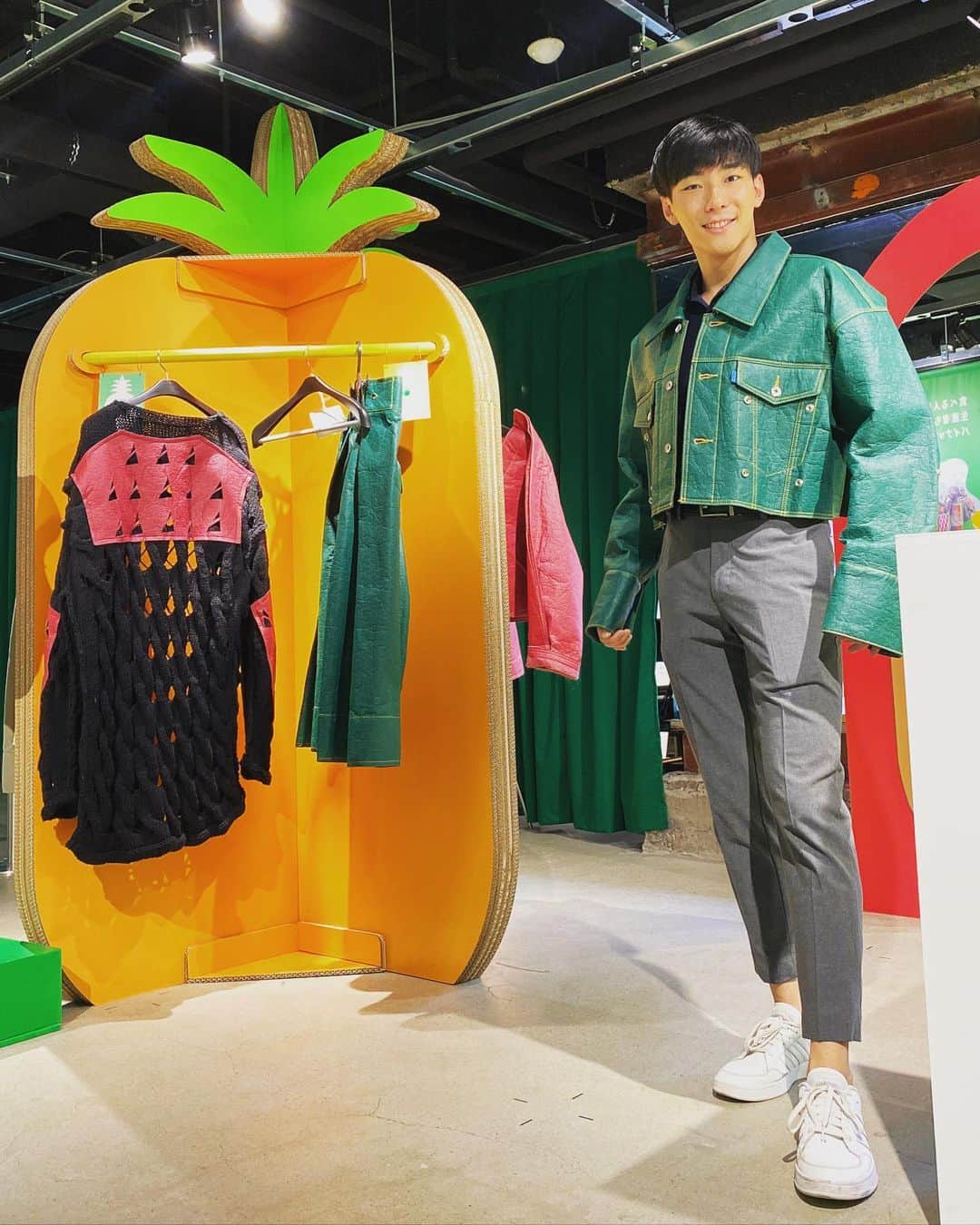 小沢光葵のインスタグラム：「. こちらの緑色のジャケット...  実は..  パイナップル🍍で作られています!!  パイナップルを栽培する際に余る葉っぱの繊維から作っているそうです。  8/3木曜のひるおび中継では、SDGsをテーマにした伊藤忠SDGsスタジオからお伝えしました🙌  #ひるおび #SDGs #伊藤忠SDGsスタジオ #夏休み #お出かけスポット #パイナップル #栽培 #大量に余る葉っぱを有効活用」