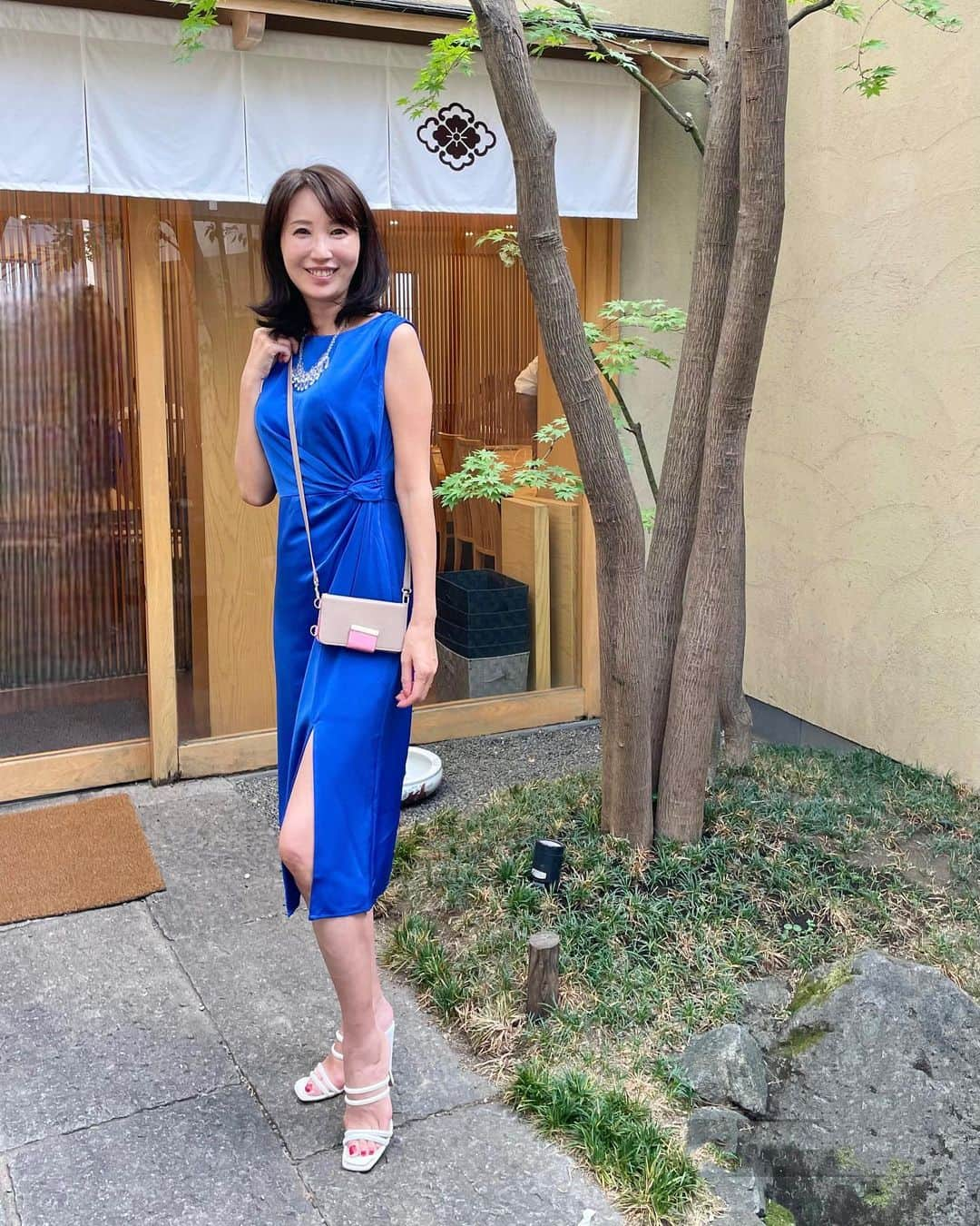 奈々さんのインスタグラム写真 - (奈々Instagram)「スマホは、ショルダーが好きで 色々使ってますが こちらは、  楽しみ方を選ぶ 2Wayショルダー  2Wayははじめて💖  カードフォルダーも 私に必須なので その機能もあり、 とても重宝してるスマホケースです😊  上品に輝く ゴールドパーツで バイカラーでアクセントに  5色展開  そして、コスパ最強です😍 品質もとてもしっかりして ぜひ、ストーリーのURLから ショップさんのぞいみてね💖  @edgetribe_osak  #edgetribe#携帯ストラップ #ミセスモデル #アラフィフモデル#ワンピースコーデ  #携帯ケース #携帯カバー #FirstDayVibes #backtoshool #SHEINforall #ad or #SHEINpartner#アラフィフファッション  #エレガントコーデ #エレガントスタイル」8月4日 18時05分 - nanafujn