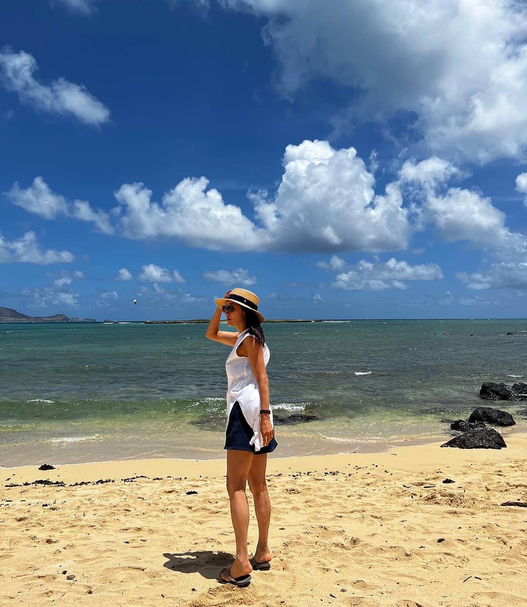 亀恭子のインスタグラム：「今回の旅は自分の服もそこそこ持ってきたはずだけど、  結局カットソーとショートパンツ な毎日。  あと帽子とサングラスがあれば、 十分なんだよね。  #2023summer #vacation #hawaii #relax」