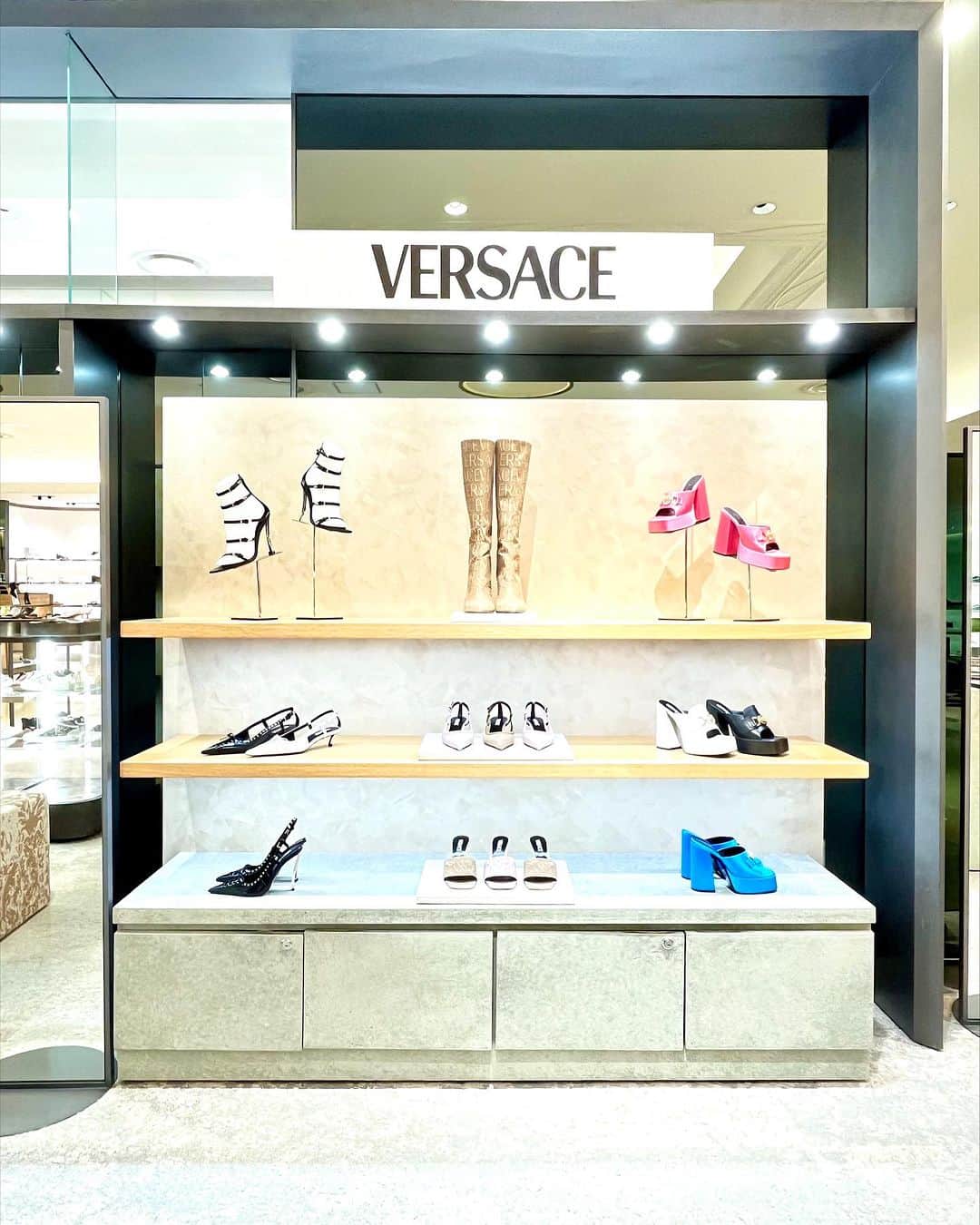 のインスタグラム：「. VERSACE SHOES NEW OPEN At 4F SHOESGALLERY  イタリア ミラノ発「VERSACE」のシューズショップが4FシューズギャラリーにNEW OPEN。 ヴェルサーチェのブランドシンボルのメドゥーサは、ギリシャ神話に登場する絶世の美女であり、幸運のみを引き寄せてくれる存在です。メドゥーサの装飾を配したパンプス やフェミニンなシューズが都会にマッチし、モダンなプラットフォームヒール、サンダル、ミュールなど、トレンド感のある洗練されたスタイルを提案します。  オープンを記念して、お買い上げの方にオリジナルギフトをご用意。 ※オリジナルギフトは、数に限りがございます。なくなり次第終了。  詳しくはプロフィールURLをチェック！@hankyumode  #versace #ヴェルサーチェ #hankyumode #hankyu #阪急うめだ本店 #阪急本店 #うめはん #ファッション  #hankyumodeシューズ #メドゥーサ  #シューズ  #ヴェルサーチェシューズ」
