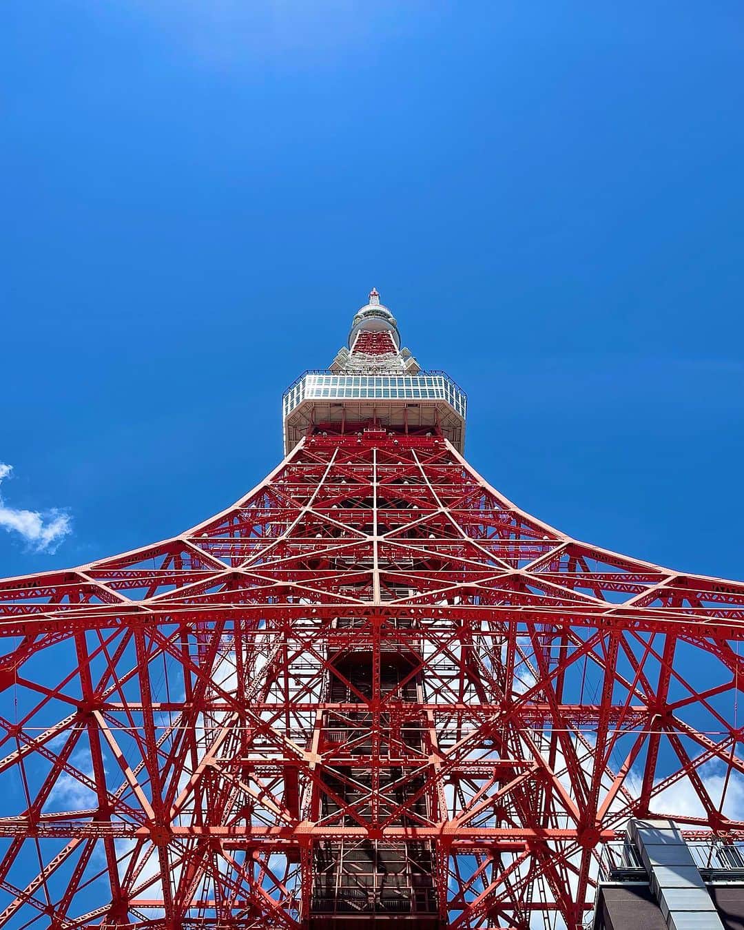 東京タワーさんのインスタグラム写真 - (東京タワーInstagram)「. Your Tokyo Tower の企画をはじめて以来、 皆様の素敵なお写真をシェアさせていただき、 公式InstagramやFacebookが盛り上がっていますが、   東京タワーは 他にも様々なアカウントを運営しています！   Twitterでは、ノッポン兄弟が呟いていたり、 LINEでは最新のイベント情報を発信！   また、旅行者向けに トリップアドバイザーもあるので 皆様の素敵なお写真を こちらにも投稿していただけると嬉しいです😊   公式アカウントをまとめてみましたので プロフィールのリンクから是非、ご覧ください！ @tokyotower_official     本日は、東京タワーの駐車場から撮影した 青空を背景にした東京タワー🗼   ちなみに、Instagramでのアンケートで 最も人気のある東京タワーの撮影スポットは 東京タワーの真下でした！  #東京タワー #東京タワー🗼  #tokyotower #tokyotower🗼  #空 #青空」8月4日 18時12分 - tokyotower_official