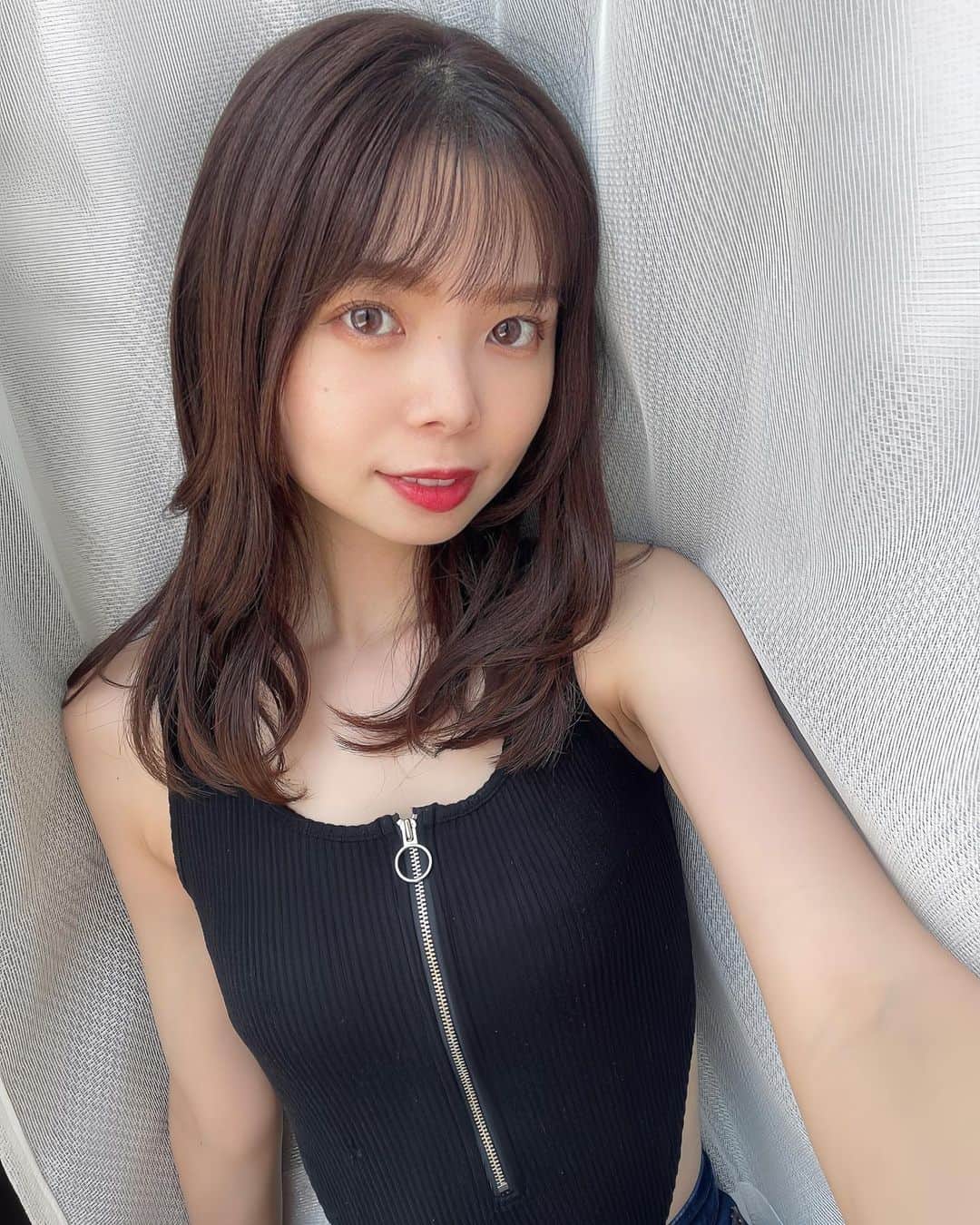 のインスタグラム：「: : お気に入りのトップスを今年も着れて嬉しみ🫧 : : 横がカットされてて可愛い🫶🏻 最近服の系統が少し変わったから欲しい服が沢山🤣 : : : : #y2k #y2kfashion #selfie #ボディスーツ #夏コーデ #韓国ファッション #韓国ストリートコーデ #海外ファッション #ストリート系女子 #ストリートファッション #오오티디 #패션스타그램일상 #셀카그램」