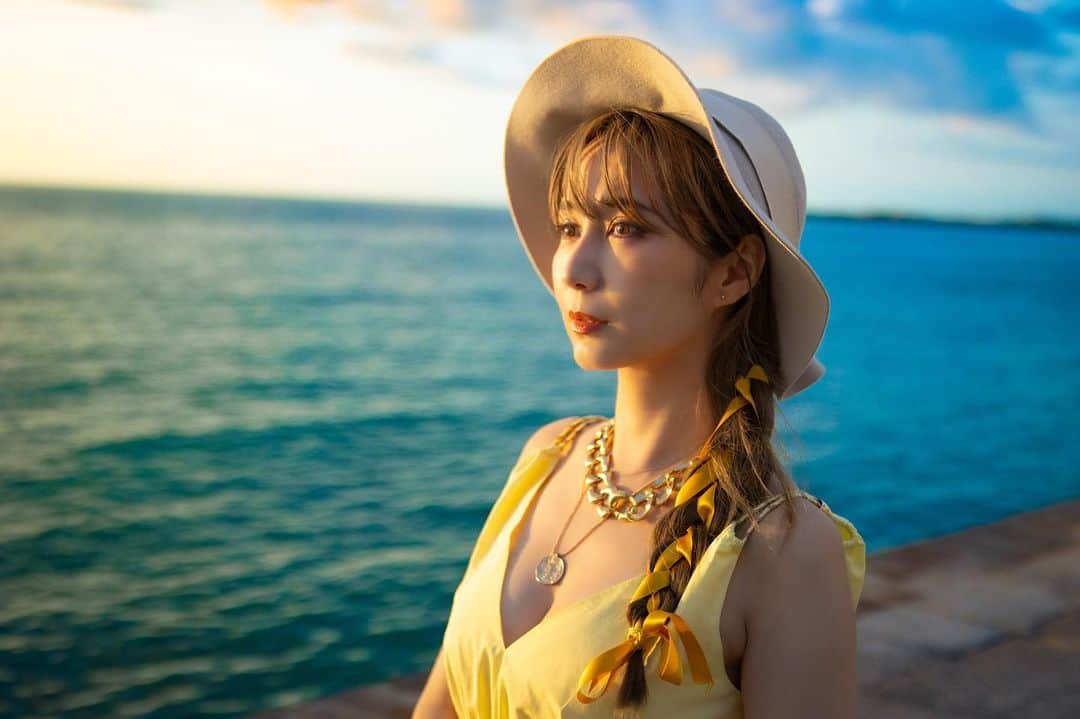 サラ・オレインのインスタグラム：「Caresse sur l’ocean 🌊 Do we really deserve this planet?   #ocean #海 #サラオレイン #sarahstyling #サラスタイル #maje @majeparis #yellowdress #goldenhour #france #bretagne」