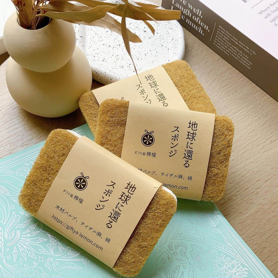 のインスタグラム：「#地球に還るスポンジ 𓂃🧽 (@giftya_lemon )  食器を洗うスポンジからマイクロプラスチックが 排水に流れてしまうと知って落ち込んだ､､､😥  これは天然の繊維からできた#環境にやさしい #植物性 のスポンジ🫶🏻  使用後は生成分解されるので コンポストで土に還すことができるんだって🥺  天然の抗菌・防臭作用で 薄めだけど裏表で使い分けられるよ👍🏻  #エシカル に興味ある方はぜひチェックしてみてね𓂃👀  ㅤㅤㅤㅤㅤㅤㅤㅤㅤㅤㅤㅤㅤ ㅤㅤㅤㅤㅤㅤㅤㅤㅤㅤㅤㅤㅤ #ギフト屋檸檬#きれいな地球とつながる暮らし #pr#インフルエンサーワークス#エシカルライフ #サステナブルな暮らし」