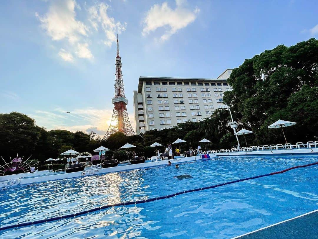 ザ・プリンス パークタワー東京さんのインスタグラム写真 - (ザ・プリンス パークタワー東京Instagram)「【東京プリンスホテルのプール入場券付きステイ】  都心で楽しむガーデンプール。 当ホテルと同じ芝公園エリアにある東京プリンスホテルのガーデンプールをお楽しみいただける特別なステイプランをご用意しました。 ご家族やご友人と、この夏のとっておきな思い出にいかがでしょう。  詳しくはWebサイトへ  Spend a night or two at our neighbour's, the magnificent Tokyo Prince Hotel, and get exclusive access to their majestic Garden Pool!  Sharing our home within the same scenic Shiba Park, this veritable urban oasis offers stunning views of the park's lush, natural greenery alongside the iconic Tokyo Tower 🗼🌳 Soak up those tropical resort vibes right here in the heart of the city and create unforgettable summer memories with your friends and family.  For more details, please visit our website.  Share your own images with us by tagging @princeparktowertokyo —————————————————————  #theprinceparktowertokyo #tokyoview #tokyostay #tokyo #ThePreferredLife #ザプリンスパークタワー東京 #東京タワーが見えるホテル #ホテルプール」8月4日 18時24分 - princeparktowertokyo