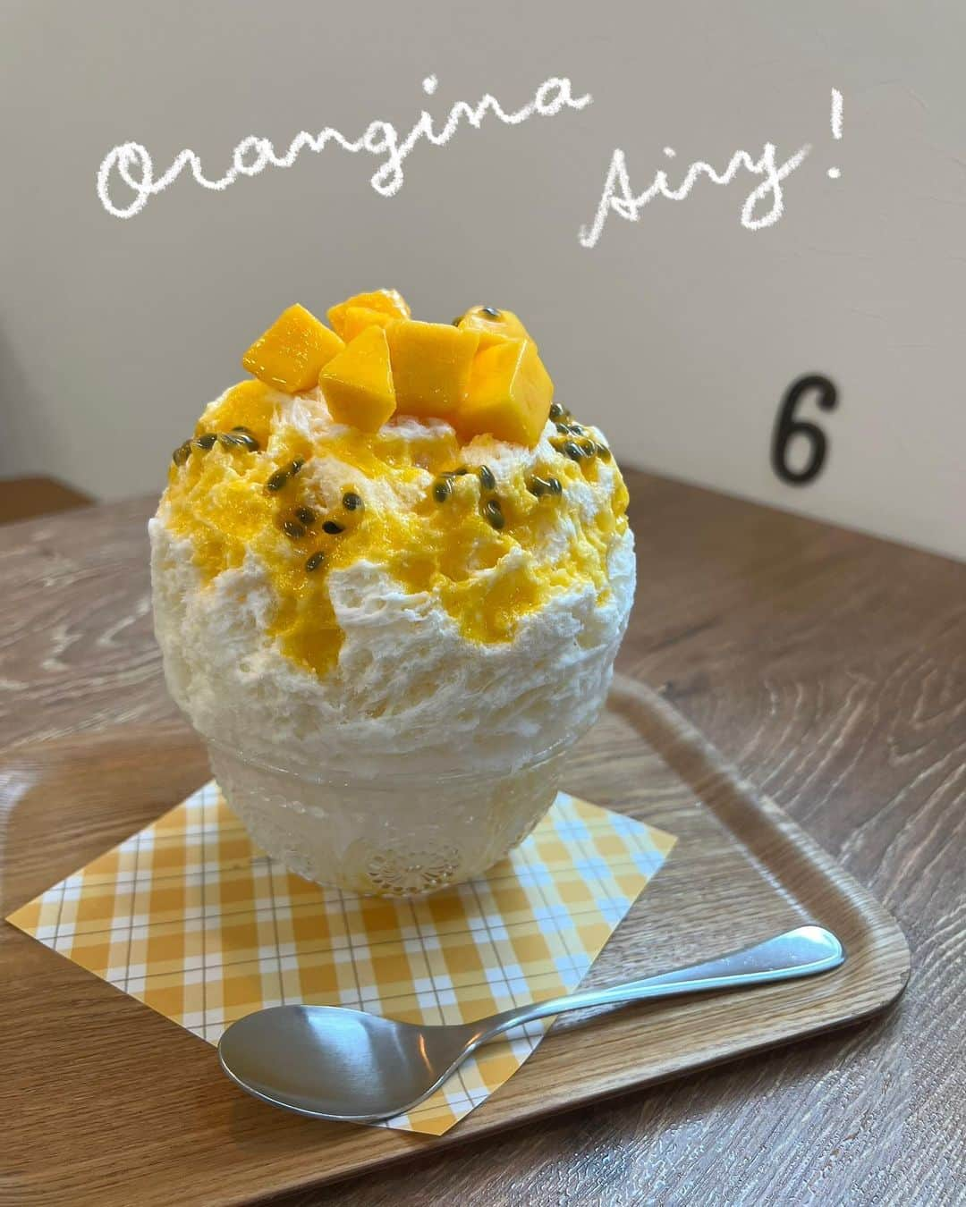 Orangina オランジーナ公式さんのインスタグラム写真 - (Orangina オランジーナ公式Instagram)「こんにちは🇯🇵  夏に食べたくなるかき氷🍧  🇫🇷パリにもかき氷を出すカフェがいくつかあって パリジェンヌたちの間でジワジワと人気を集めています❤️  東京都品川区にある 人気店〈らーめん&かき氷　はいむる〉さん にお邪魔しました😊  かき氷は、常時15〜20種類。  ふわふわの氷は、純氷と言われる、48時間以上かけて作った 溶け難い氷を使用しています🧐  季節のフルーツは 産地・品種・農園を厳選し 必要なものは、お店で〈追熟（ついじゅく）〉 最高の完熟具合で提供しています✨  今年の人気は、マンゴーだそう🥭 おすすめは 〈宮﨑マンゴーと奄美パッションのレアチーズ〉  見た目にもきれいな白とイエローが 食欲をそそります⭐️ あまーいマンゴーとパッションフルーツの酸味 レアチーズソースとヨーグルトのエスプーマのまろやかさで 一気に完食😋  いつの間にか、体温もクールダウン エネルギーチャージできました👍  〈らーめん&かき氷　はいむる〉さん 店名からも分かるように オリジナルのラーメンも人気なんです👀  是非、足を運んでみてください🚶🍊  ————————————————————— らーめん&かき氷　はいむる 〒142-0062 東京都品川区小山4-9-4 1F  #orangina #oranginaairy #france #soda #オランジーナ #フランス生まれ #炭酸飲料 #フランス #オレンジ #休憩 #withオランジーナ #かき氷 #マンゴー #パッションフルーツ #レアチーズ #ヨーグルト#ラーメン」8月4日 18時19分 - orangina_jp