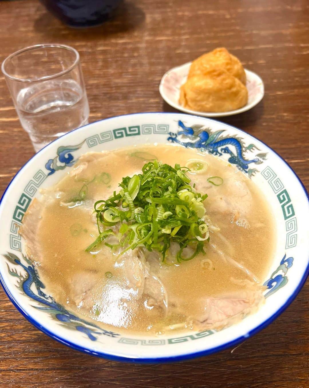 加藤ローサのインスタグラム：「念願の牛骨ラーメンを頂きました〜ついついスープを飲む手が止まらず。でした‼︎  さて、どこでしょーか？？」