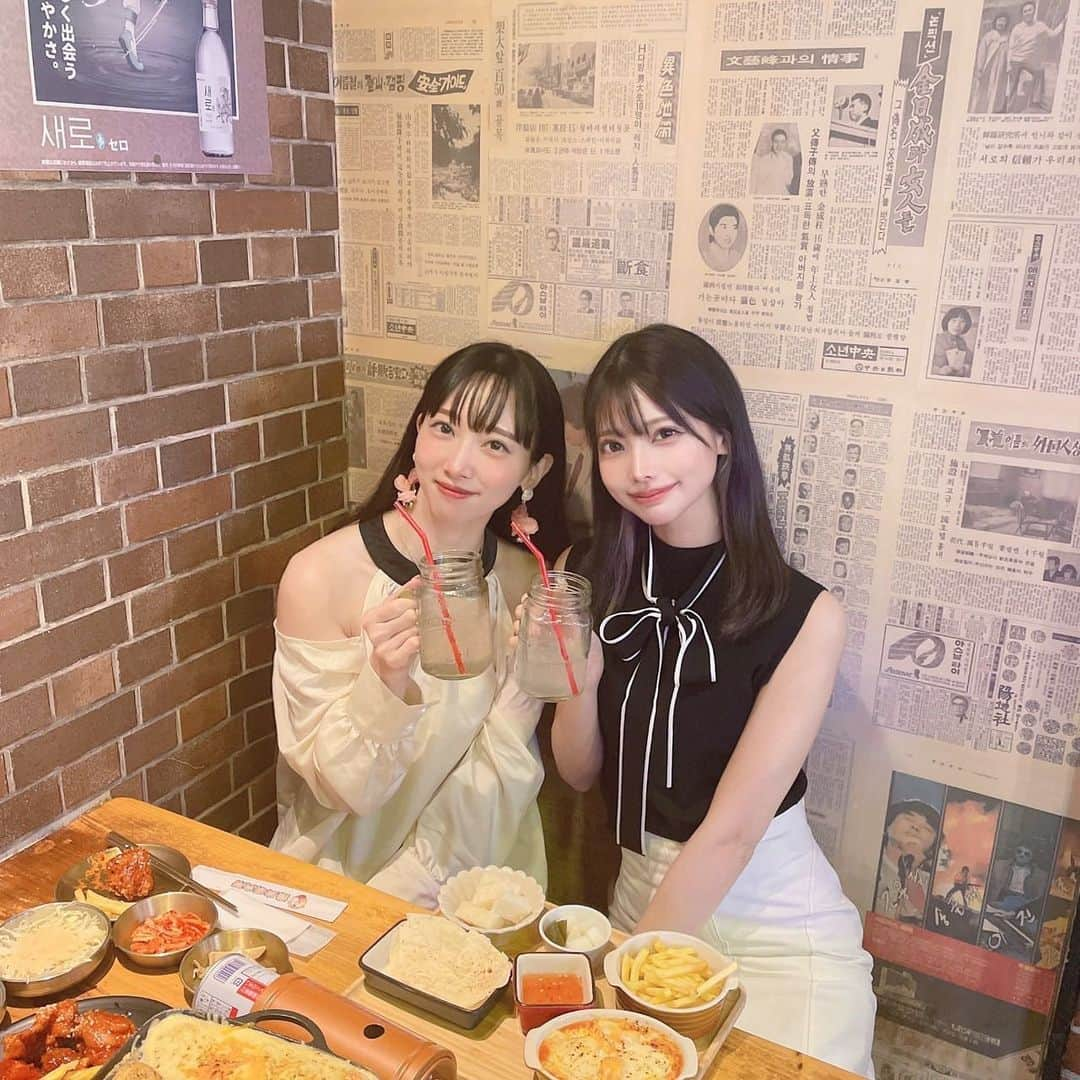 恵美のインスタグラム：「.  みゆとお互いのお誕生日お祝いディナー🍽️💕 @yone__miyu630   みゆが6月で私が8月だから 間をとってこの時期にお祝い❤️  新大久保の カントンの思い出鶏肉研究所店 で韓国チキンとチーズを モリモリ食べてきたよ❣️🤣🐓🧀🇰🇷  イケメン通りにあり、メニューも豊富で 店内はとても賑わっていました😆  みゆとは話が尽きなくて本当に楽しすぎる🥹❤️  この後は恒例のお揃いのプレゼント選び🎁 今年は香水にしたよ✨ 仲良しで同じ香りってかわいい🤭💕  お店がお祝いのケーキも用意してくださり Happyな1日でした❤️  PR @kantontoriken_official  #カントンの思い出 #韓国料理屋 #新大久保韓国料理 #新大久保ディナー #新大久保ランチ」