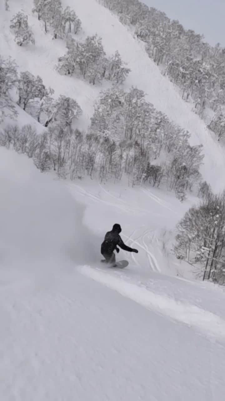 中井孝治のインスタグラム：「北海道ハイシーズンのゲレンデはTDSがマジで丁度良い👍  🎥 @kentaro68abe   @volcomjapan  #volcomjapan  バターはノーズを”置きに行く” と身体を捻って目線を”先に送る”」