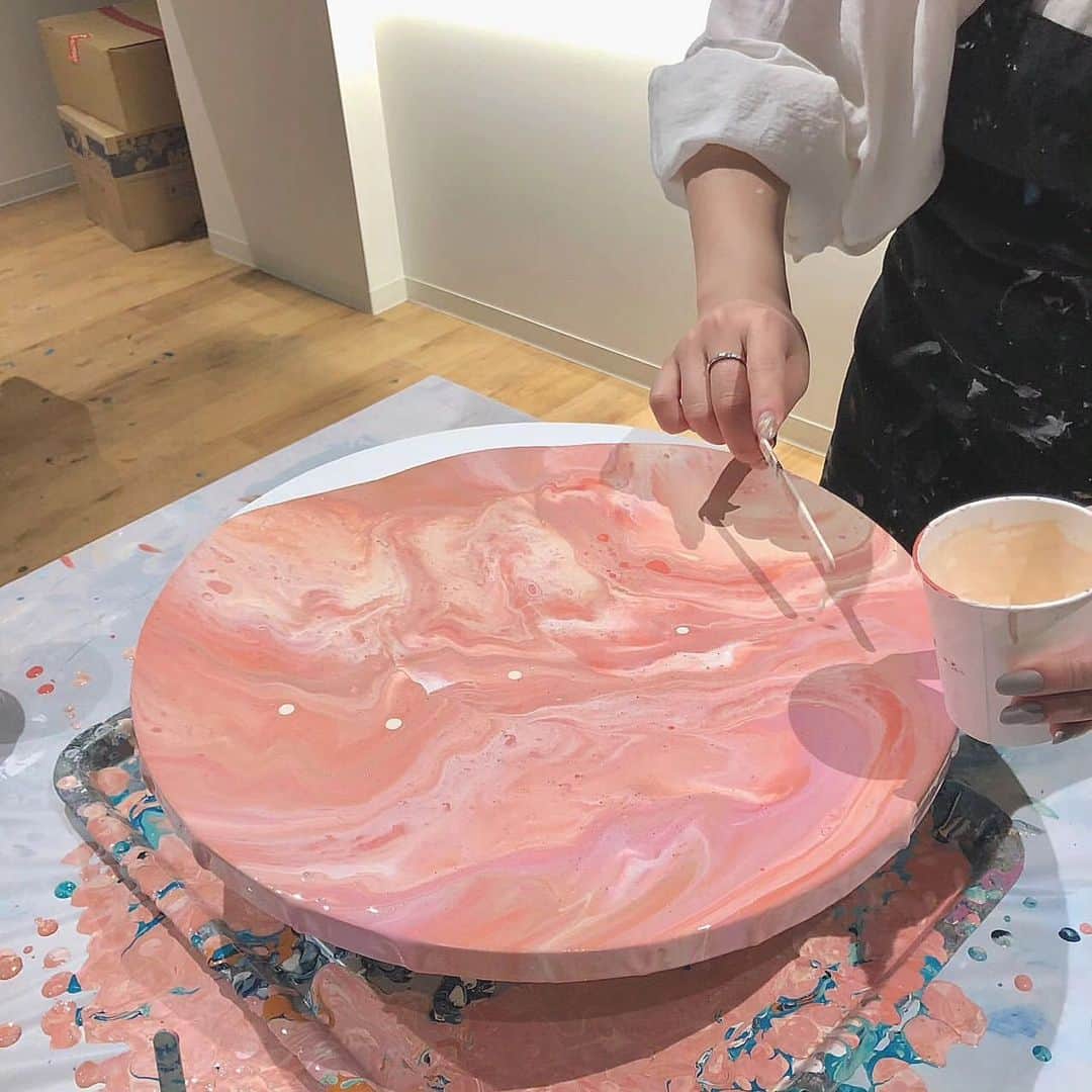4meee!さんのインスタグラム写真 - (4meee!Instagram)「【アートもお酒も楽しめる🎨おでかけスポット🎉】  ワイン片手に初心者でも楽しめるArt Bar🎨  ArtBar tokyoにはもう行きましたか？  アート体験をしながらお酒なども楽しめる新感覚体験型スポット🎨✨  デートや女子会にもおすすめです🖤  -----photoby💌----- @m_s_r00  @kanna_burnet  @fwkxcm  @chomiryoo   #原宿カフェ　#キャットストリートカフェ #キャットストリート #原宿ランチ　#渋谷カフェ　#表参道カフェ　#東京カフェ　#東京グルメ　#都内カフェ　#山手線グルメ　#女子会　#カフェ巡り　#東京カフェ巡り　#ArtbarTokyo　#原宿デート　#渋谷デート　#表参道デート　#体験型カフェ」8月4日 18時28分 - 4meee_com