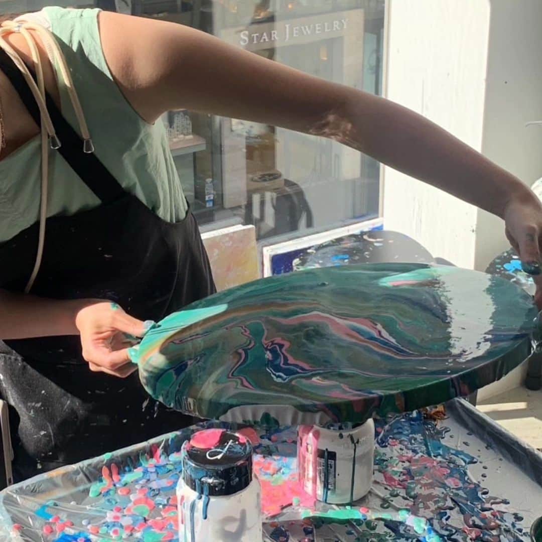 4meee!さんのインスタグラム写真 - (4meee!Instagram)「【アートもお酒も楽しめる🎨おでかけスポット🎉】  ワイン片手に初心者でも楽しめるArt Bar🎨  ArtBar tokyoにはもう行きましたか？  アート体験をしながらお酒なども楽しめる新感覚体験型スポット🎨✨  デートや女子会にもおすすめです🖤  -----photoby💌----- @m_s_r00  @kanna_burnet  @fwkxcm  @chomiryoo   #原宿カフェ　#キャットストリートカフェ #キャットストリート #原宿ランチ　#渋谷カフェ　#表参道カフェ　#東京カフェ　#東京グルメ　#都内カフェ　#山手線グルメ　#女子会　#カフェ巡り　#東京カフェ巡り　#ArtbarTokyo　#原宿デート　#渋谷デート　#表参道デート　#体験型カフェ」8月4日 18時28分 - 4meee_com