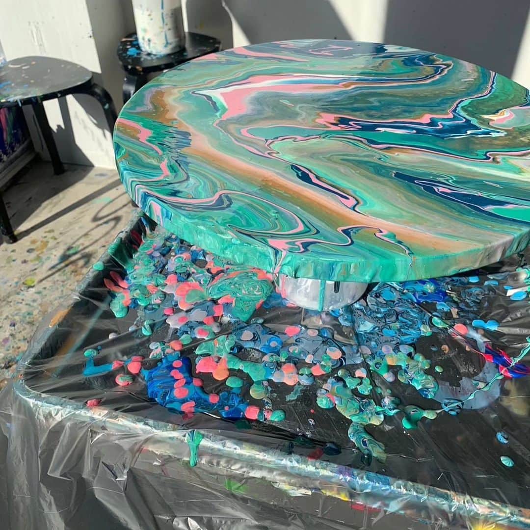 4meee!さんのインスタグラム写真 - (4meee!Instagram)「【アートもお酒も楽しめる🎨おでかけスポット🎉】  ワイン片手に初心者でも楽しめるArt Bar🎨  ArtBar tokyoにはもう行きましたか？  アート体験をしながらお酒なども楽しめる新感覚体験型スポット🎨✨  デートや女子会にもおすすめです🖤  -----photoby💌----- @m_s_r00  @kanna_burnet  @fwkxcm  @chomiryoo   #原宿カフェ　#キャットストリートカフェ #キャットストリート #原宿ランチ　#渋谷カフェ　#表参道カフェ　#東京カフェ　#東京グルメ　#都内カフェ　#山手線グルメ　#女子会　#カフェ巡り　#東京カフェ巡り　#ArtbarTokyo　#原宿デート　#渋谷デート　#表参道デート　#体験型カフェ」8月4日 18時28分 - 4meee_com
