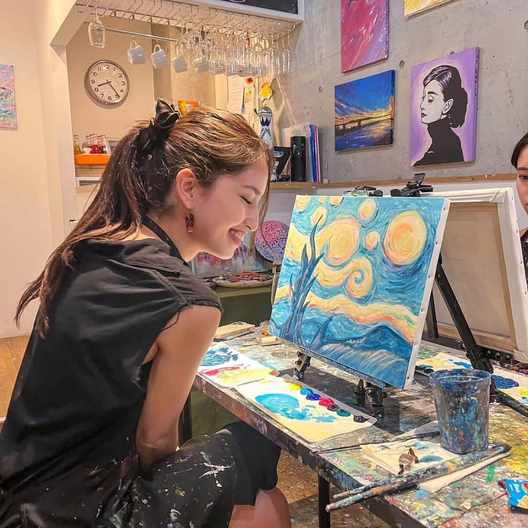 4meee!さんのインスタグラム写真 - (4meee!Instagram)「【アートもお酒も楽しめる🎨おでかけスポット🎉】  ワイン片手に初心者でも楽しめるArt Bar🎨  ArtBar tokyoにはもう行きましたか？  アート体験をしながらお酒なども楽しめる新感覚体験型スポット🎨✨  デートや女子会にもおすすめです🖤  -----photoby💌----- @m_s_r00  @kanna_burnet  @fwkxcm  @chomiryoo   #原宿カフェ　#キャットストリートカフェ #キャットストリート #原宿ランチ　#渋谷カフェ　#表参道カフェ　#東京カフェ　#東京グルメ　#都内カフェ　#山手線グルメ　#女子会　#カフェ巡り　#東京カフェ巡り　#ArtbarTokyo　#原宿デート　#渋谷デート　#表参道デート　#体験型カフェ」8月4日 18時28分 - 4meee_com