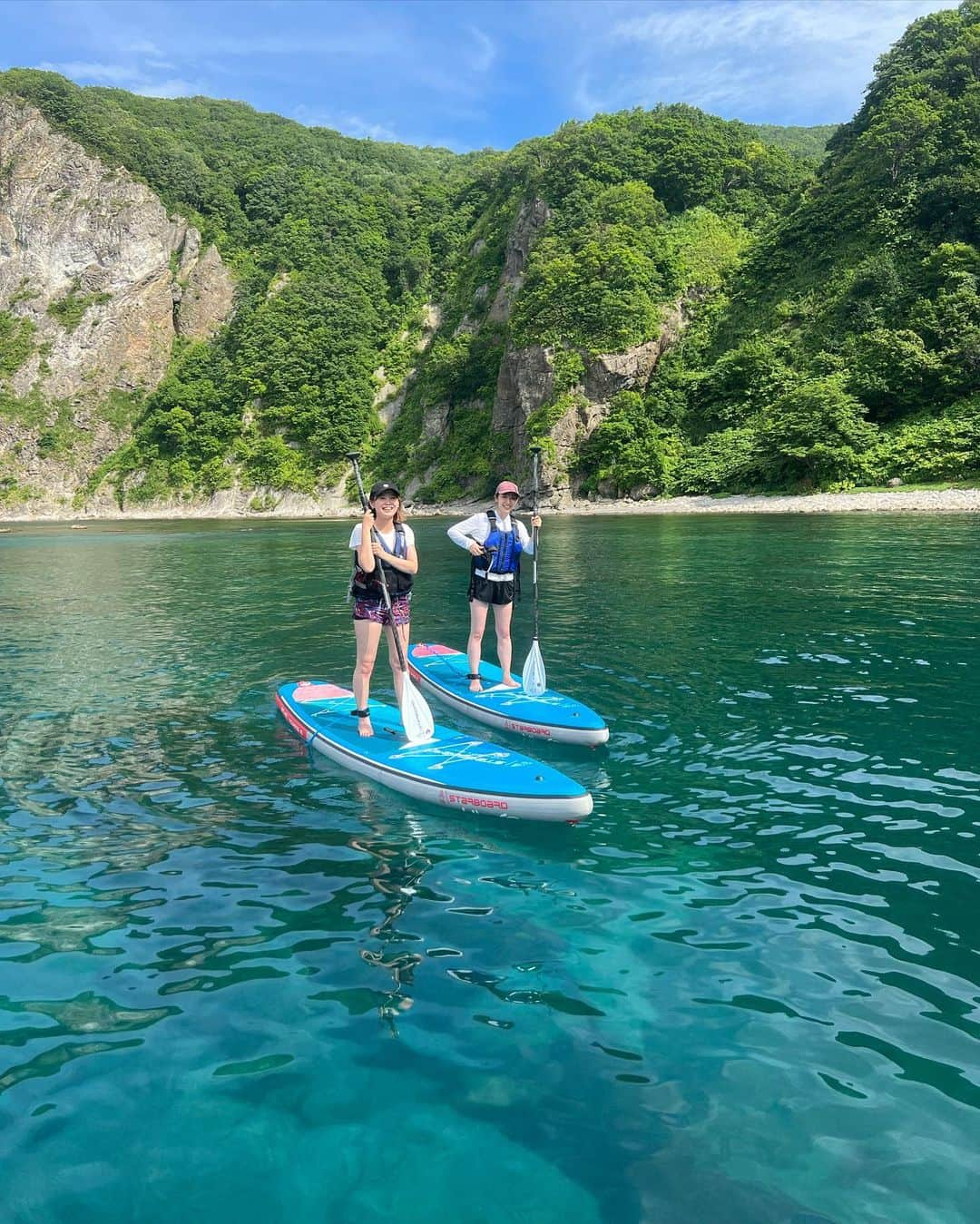 sayoko_betseyさんのインスタグラム写真 - (sayoko_betseyInstagram)「Shakotan SUP💙 ⁡ 憧れの積丹ブルーで🌊 楽しかった〜！ ⁡ with 季節のアクティビティを楽しむ会 隊員の @iam_mamtrip  ⁡ 海でSUPは初めてで、想像よりぐらぐら みんな海に落っこちてるなぁ〜と呑気にしてたら、私も思いっきり落ちて頭までずぶ濡れ🦦 ⁡ 2枚目はマーメイドポーズ🧜‍♀️  ではなくて、洞窟内で落ちて這い上がったところを激写された必死の🦭 ⁡ 海が本当に綺麗で ここは北海道のハワイですな💙 ⁡ @localsuphokkaido  ⁡ #hokkaido #summer #japan #yoichi #shakotan #sup  #北海道に恋してる #北海道 #北海道旅行 #北海道生活 #積丹 #余市 #夏 #夏休み #積丹ブルー #サップ #週末野心 #好奇心のままに #💙」8月4日 18時30分 - sayoko_betsey