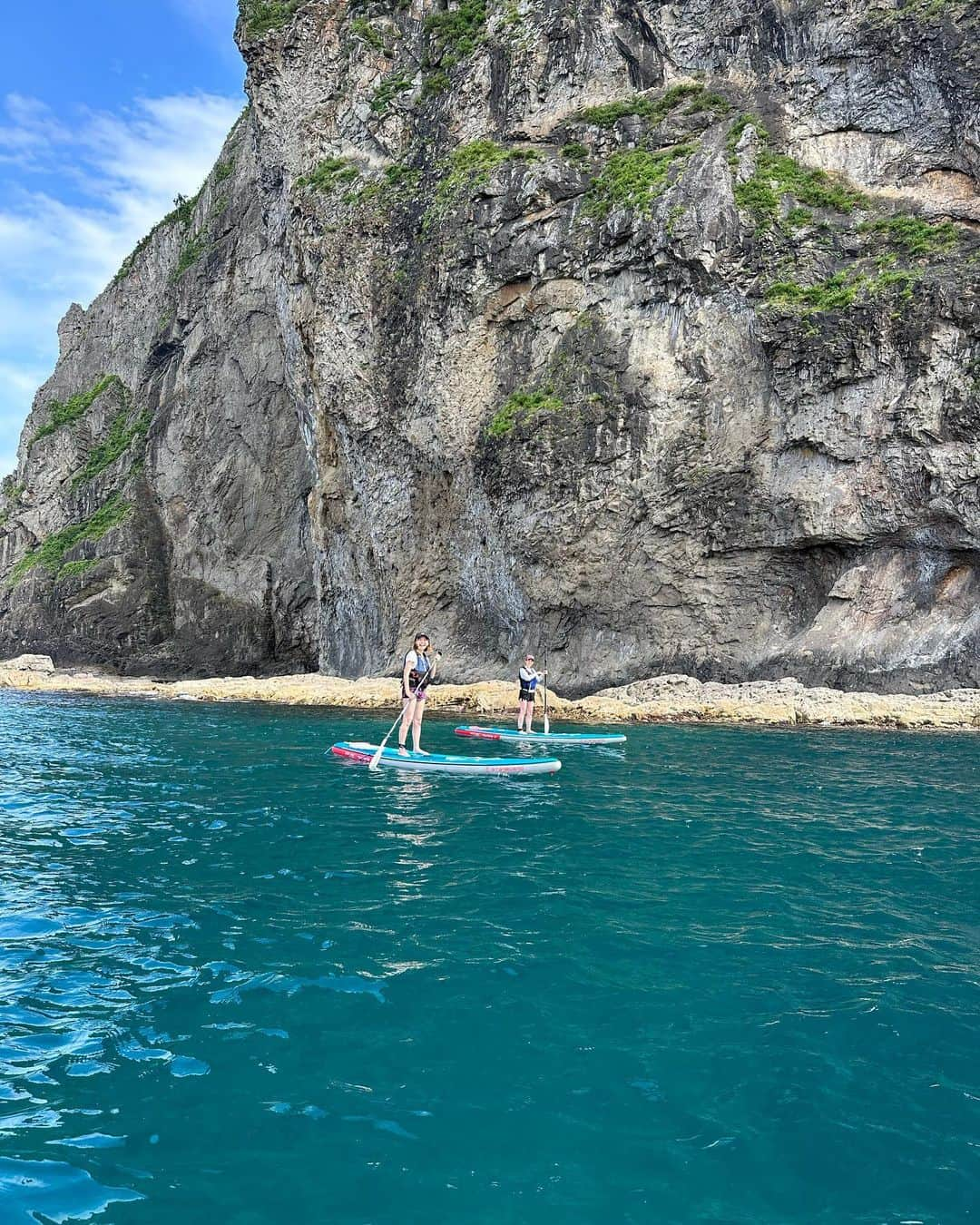 sayoko_betseyさんのインスタグラム写真 - (sayoko_betseyInstagram)「Shakotan SUP💙 ⁡ 憧れの積丹ブルーで🌊 楽しかった〜！ ⁡ with 季節のアクティビティを楽しむ会 隊員の @iam_mamtrip  ⁡ 海でSUPは初めてで、想像よりぐらぐら みんな海に落っこちてるなぁ〜と呑気にしてたら、私も思いっきり落ちて頭までずぶ濡れ🦦 ⁡ 2枚目はマーメイドポーズ🧜‍♀️  ではなくて、洞窟内で落ちて這い上がったところを激写された必死の🦭 ⁡ 海が本当に綺麗で ここは北海道のハワイですな💙 ⁡ @localsuphokkaido  ⁡ #hokkaido #summer #japan #yoichi #shakotan #sup  #北海道に恋してる #北海道 #北海道旅行 #北海道生活 #積丹 #余市 #夏 #夏休み #積丹ブルー #サップ #週末野心 #好奇心のままに #💙」8月4日 18時30分 - sayoko_betsey