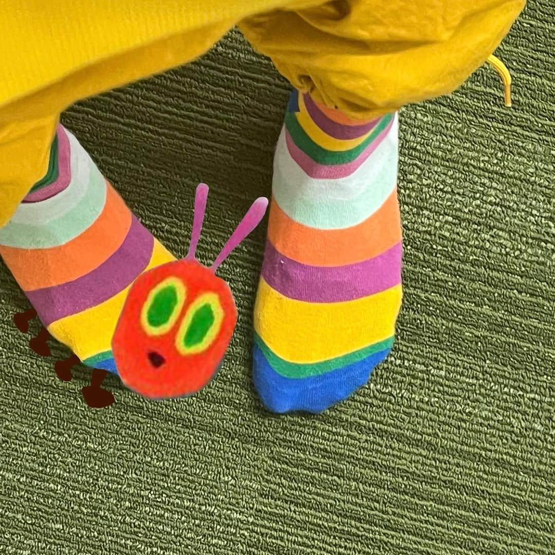 のインスタグラム：「️🧡💛💚🩵💙💜🩷 実はこんなカラフルな靴下履いてました¨̮¨̮ ネイルをしてからこのネイルしてるから何月くらいの写真かって時間系列が分かりやすくなりました😂便利¨̮ 青系のネイルもまたしたいな💎」