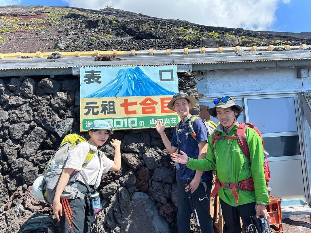 布施宏倖さんのインスタグラム写真 - (布施宏倖Instagram)「【富士山】 先日「グッド！モーニング」で賑わう富士山を取材する為に頂上まで登ってきました🗻☀️ . これまで本格的な登山を経験したことはなく、 富士登山ははじめての挑戦でした🔰 . 登り始めると30分もたたないうちに息があがってきました・・・😵 . 登り切ることが出来るか不安でしたが、 段々と標高が高くなるに連れて変わる景色がとても綺麗で、「頂上からの景色が見たい！」と力が湧いてきました🏃‍♂️ . 取材クルー全員が無事に登り切ることができ、 山頂の剣ヶ峰まで辿り着いた時は挑戦した人にしか味わえない達成感でいっぱいに☺️ . お昼ご飯で食べたカップ麺も 今までで1番美味しかったな〜🍜 . そしてその数時間後、 登りよりも下山の方が足への負担が大きく辛いと知る取材クルーでした・・・😇 . . #布施宏倖 #テレビ朝日アナウンサー #テレビ朝日 #アナウンサー #富士山 #富士 #富士登山 #fuji #3778m #山頂 #剣ヶ峰 #9合目 #元祖7合目 #景色 #絶景 #影富士 #雲の上」8月4日 18時30分 - hiroyuki.fuse_ex