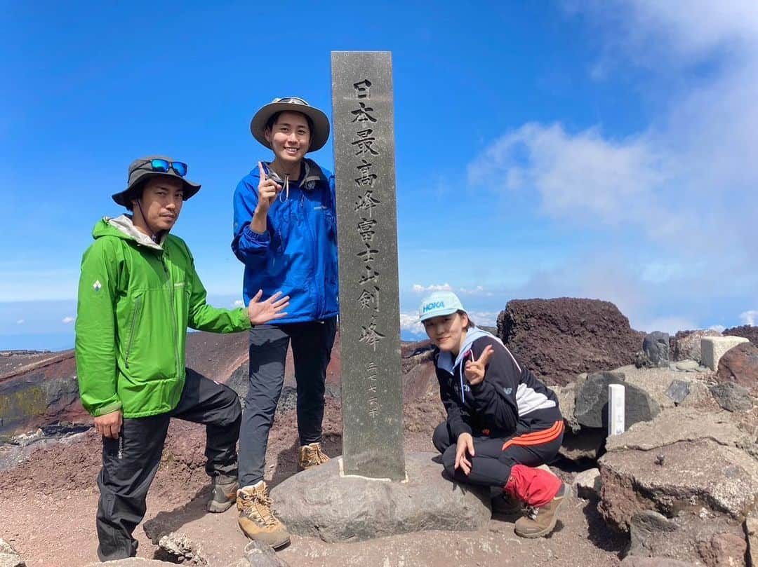 布施宏倖さんのインスタグラム写真 - (布施宏倖Instagram)「【富士山】 先日「グッド！モーニング」で賑わう富士山を取材する為に頂上まで登ってきました🗻☀️ . これまで本格的な登山を経験したことはなく、 富士登山ははじめての挑戦でした🔰 . 登り始めると30分もたたないうちに息があがってきました・・・😵 . 登り切ることが出来るか不安でしたが、 段々と標高が高くなるに連れて変わる景色がとても綺麗で、「頂上からの景色が見たい！」と力が湧いてきました🏃‍♂️ . 取材クルー全員が無事に登り切ることができ、 山頂の剣ヶ峰まで辿り着いた時は挑戦した人にしか味わえない達成感でいっぱいに☺️ . お昼ご飯で食べたカップ麺も 今までで1番美味しかったな〜🍜 . そしてその数時間後、 登りよりも下山の方が足への負担が大きく辛いと知る取材クルーでした・・・😇 . . #布施宏倖 #テレビ朝日アナウンサー #テレビ朝日 #アナウンサー #富士山 #富士 #富士登山 #fuji #3778m #山頂 #剣ヶ峰 #9合目 #元祖7合目 #景色 #絶景 #影富士 #雲の上」8月4日 18時30分 - hiroyuki.fuse_ex