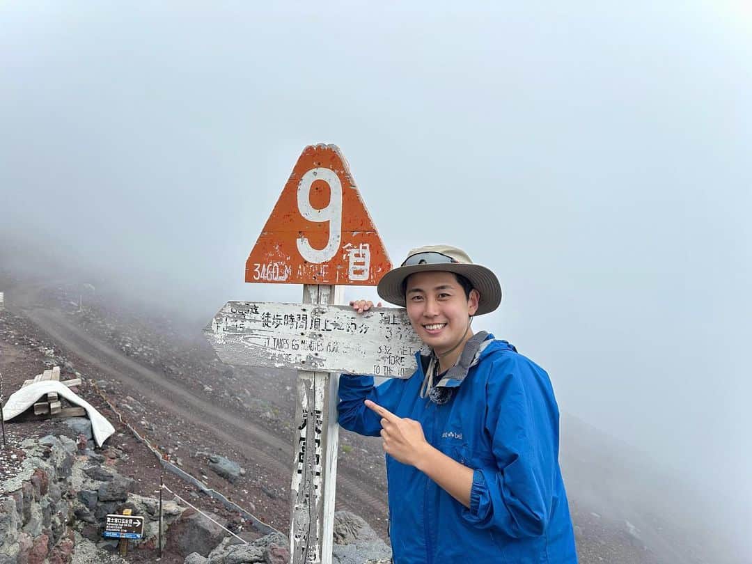 布施宏倖さんのインスタグラム写真 - (布施宏倖Instagram)「【富士山】 先日「グッド！モーニング」で賑わう富士山を取材する為に頂上まで登ってきました🗻☀️ . これまで本格的な登山を経験したことはなく、 富士登山ははじめての挑戦でした🔰 . 登り始めると30分もたたないうちに息があがってきました・・・😵 . 登り切ることが出来るか不安でしたが、 段々と標高が高くなるに連れて変わる景色がとても綺麗で、「頂上からの景色が見たい！」と力が湧いてきました🏃‍♂️ . 取材クルー全員が無事に登り切ることができ、 山頂の剣ヶ峰まで辿り着いた時は挑戦した人にしか味わえない達成感でいっぱいに☺️ . お昼ご飯で食べたカップ麺も 今までで1番美味しかったな〜🍜 . そしてその数時間後、 登りよりも下山の方が足への負担が大きく辛いと知る取材クルーでした・・・😇 . . #布施宏倖 #テレビ朝日アナウンサー #テレビ朝日 #アナウンサー #富士山 #富士 #富士登山 #fuji #3778m #山頂 #剣ヶ峰 #9合目 #元祖7合目 #景色 #絶景 #影富士 #雲の上」8月4日 18時30分 - hiroyuki.fuse_ex
