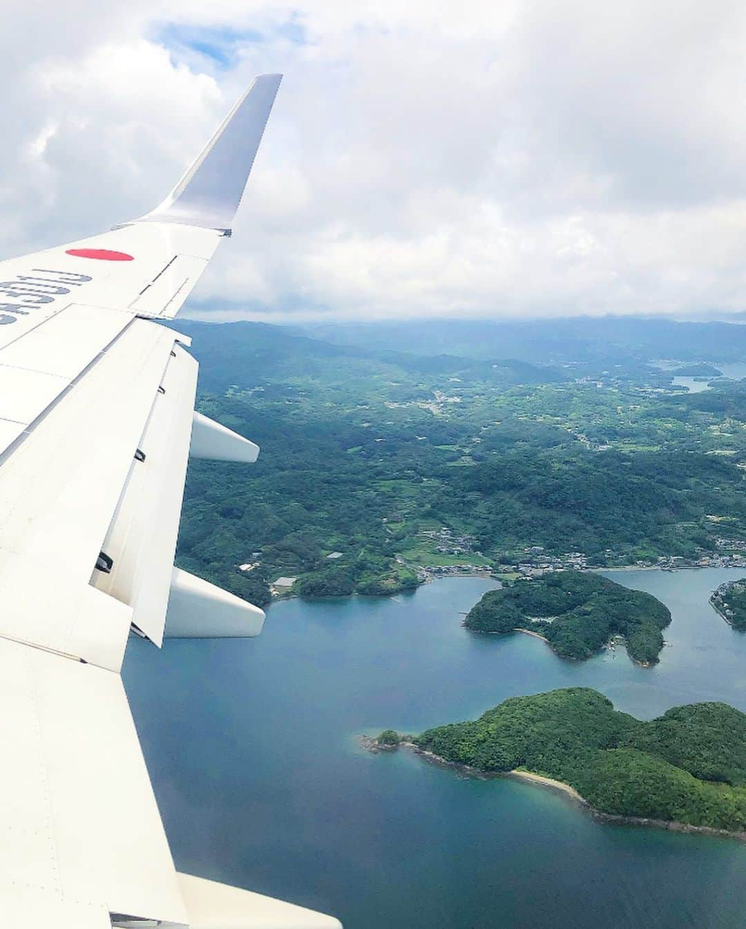 榊山敬代さんのインスタグラム写真 - (榊山敬代Instagram)「✈️… ・ ６月の終わり頃の 記録となりますが  はじめて訪れました スポット記念に記録  東京から飛行機約２時間弱 目的地へちかづくにつれて  雲間から見える見たこと のない地形にはこども心 に戻りましてわぁ〜…と 幻想的に写りました景色  初めて目にする新しい景色は 人生の新しいファイルができ る宝物だなぁと歳を重ねてか らの新鮮な景色は逆に刺激的 で眼差し清めてくださる感じ  この日も予報は雨でしたが 予報はずれてくれまして青 空が顔を出してくれました 長崎の旅はじまりはじまり  つづく  #取材旅行 #日本の絶景 #飛行機大好き #雲の上 #空大好き #空 #Sky #空の旅 #飛行機 #trip #travel #旅 #旅行 #空大好き #雲 #雲の上 #JAL #日本画家 の #外出こんなもん #最近ついてる #毎日がスペシャル #人生一度きり #人生楽しもう #長崎 #初めての長崎 #Nagasaki #旅すたぐらむ  #たびすたぐらむ」8月4日 18時32分 - sakakiyamatakayo