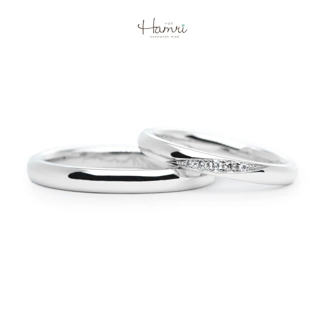 結婚指輪・婚約指輪『Hamri(ハムリ)』のインスタグラム：「【オーダーメイド結婚指輪】  表面は甲丸、ストレートの王道のデザインに ご新婦様のみダイヤモンドを5石お留めしております。  斜めに彫りどめでお留めすることで、 ストレートのベースではありますが 流れるようなラインが手元を綺麗に魅せてくれます。   内側には、お二人の好きな山のイラストがオリジナルレーザーで入っており、 記念日の刻印とアメシスト(2月)が留まっております！  一見シンプルなデザインですが内側の見えない部分にまで お二人のこだわりが詰まった素敵な指輪が完成いたしました！  ご結婚おめでとうございます！ ==========================  ♦︎♢指輪制作の写真や動画を無料撮影、全データプレゼント♢♦︎  DMやLINEでのご相談お待ちしております♥ ⇒@hamri_omotesando  ❁・❁・❁・❁・❁・❁・❁・❁・❁・❁・❁  ＊結婚指輪・婚約指輪セットリング5%OFF＊  @hamri_omotesando  Hamri「ハムリ」  〒150-0001 東京都渋谷区神宮前5-11-11 2F  tel 0120-121-175 hp https://hamri.jp/  open 11:00〜19:00 close 火/水　祝日営業  ❁・❁・❁・❁・❁・❁・❁・❁・❁・❁・❁  #手作り結婚指輪 #結婚指輪 #マリッジリング #プレ花嫁 #Hamri #Hamri表参道 #オーダーメイドリング #鋳造 #ブライダルリング #ペアリング #ダイヤモンド #プラチナリング #ピンクゴールド #シャンパンゴールド #ゴールドリング #コンビネーションリング #2023wedding #2023春婚 #2023夏婚 #プレ花嫁準備 #プレ花嫁と繋がりたい #結婚指輪探し #結婚指輪選び #結婚準備  《Hamri検索タグ》  #Hamriデザイン #Hamri指輪作り #Hamri花嫁」