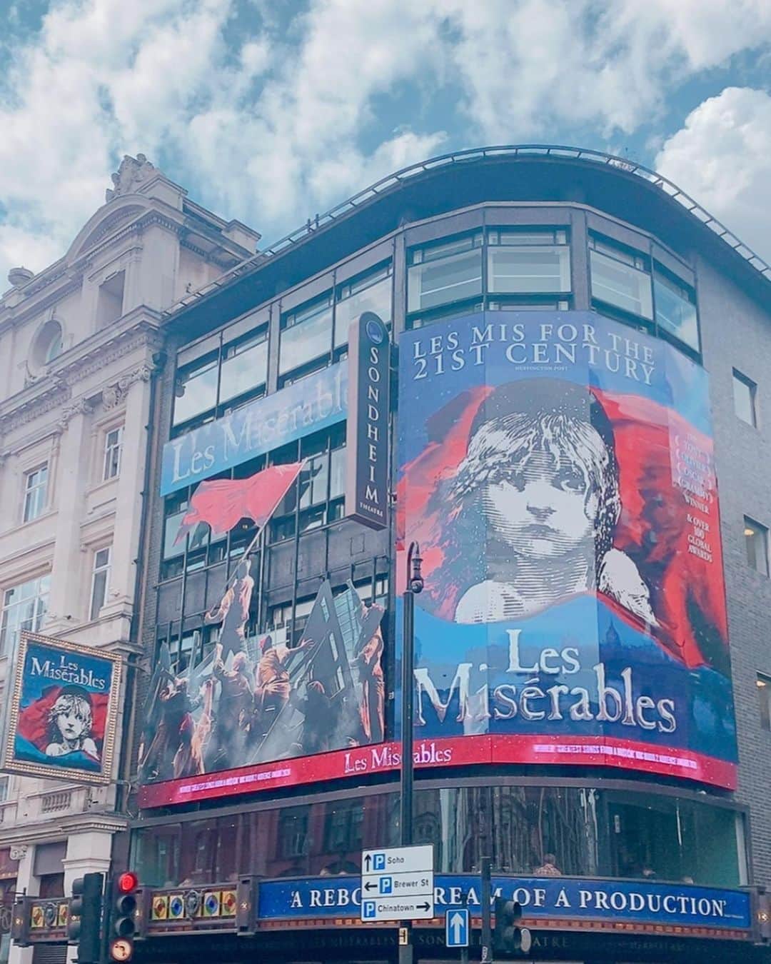 酒向杏奈のインスタグラム：「. . London-west end  . . ロンドンで楽しみにしていたブロードウェイショー✨ . "The Lion King" "Frozen" "Les Misérables"と3本も観ることができました😭 . ニューヨークよりリーズナブルに観ることができます！ . ライオンキングでは小学生たちが観劇会に来ていたようで大賑わい♪ 美術館と言い、舞台と良い、ロンドンの小学生は小さい頃からこんなに良い芸術に触れられるなんて良いなぁ☺️ . 娘には少し長かったようで💧後半は疲れ気味&少し寝てしまいました…。 . Les Misérablesはもちろん一人で！ やっと集中して観れました(笑) ジャンバルジャンの @joshpiterman さんのパフォーマンスが素晴らしくて号泣です😭✨ . . #londonwestend  #thelionking  #frozen  #lesmisérables」